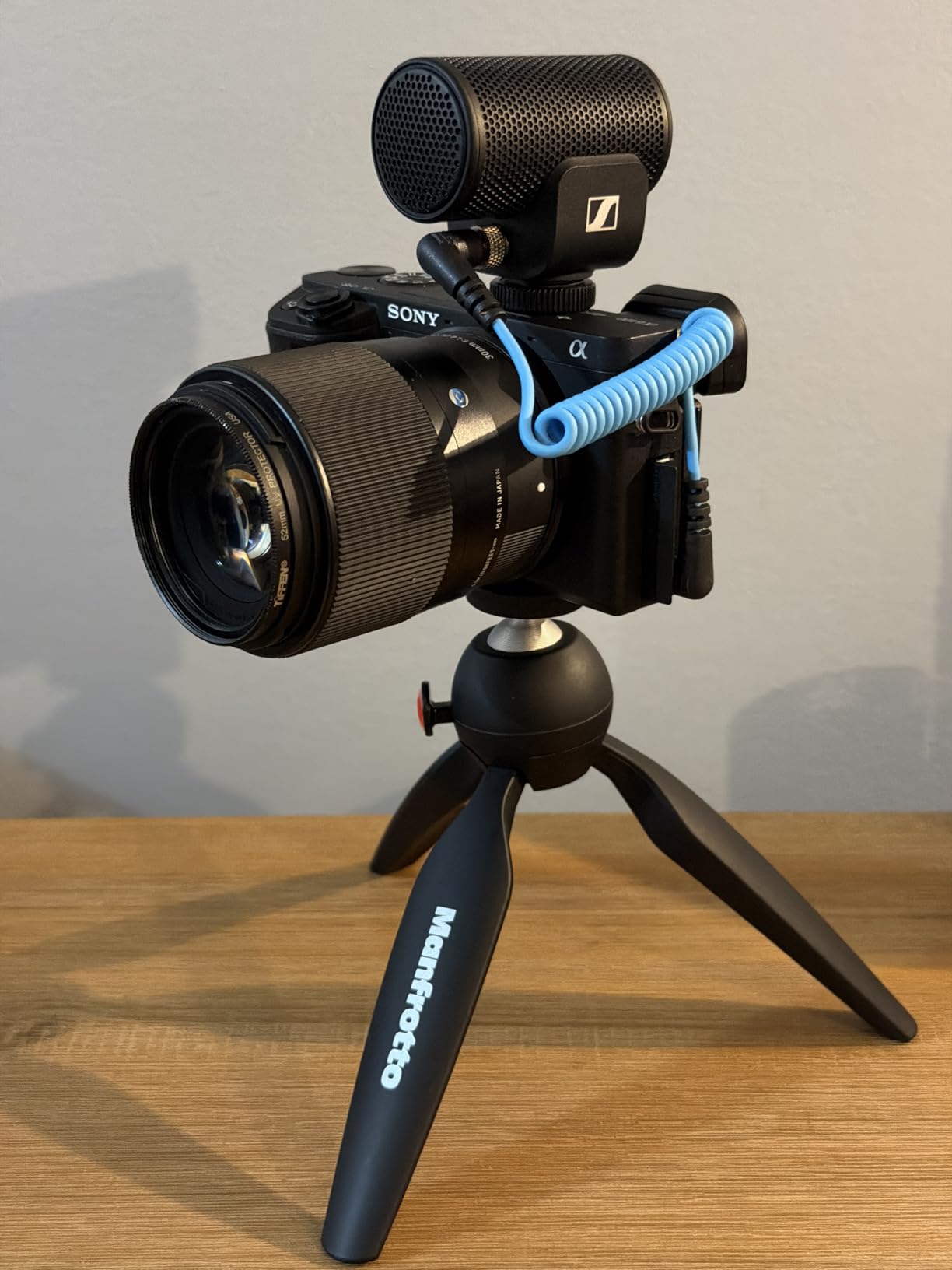 SENNHEISER Professional MKE 200 Directional On-Camera Microphone with 3.5mm TRS and TRRS Connectors for DSLR, Mirrorless & Mobile, Auxiliary customer photo 1