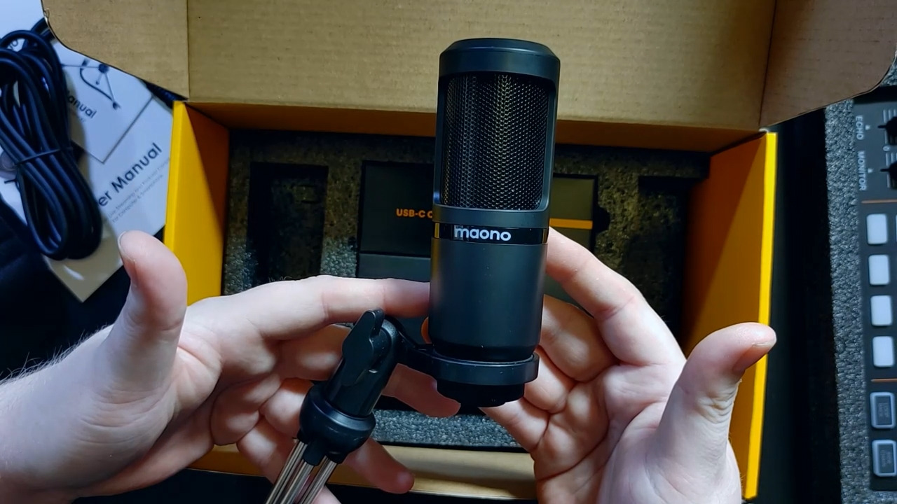 MAONO Podcast Equipment Bundle Audio mixer All-in-One Podcast Production Studio with 3.5mm Microphone for Live Streaming, Recording, PC, Smartphone, DJ MaonoCaster Lite (AU-AM200-S1) customer photo 1