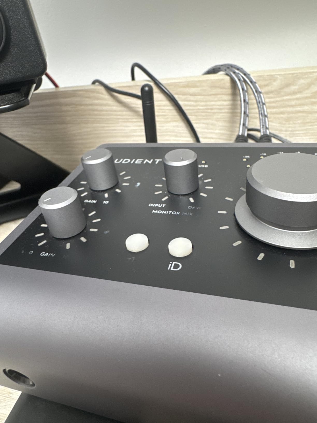 Audient Audio Interface iD4 MKII, Class A Console Microphone Preamp (High Speed USB-C, Monitor Mix and Monitor Panning Function, 2 Headphone Outputs, Mac/PC/iOS Compatible), Black customer photo 1