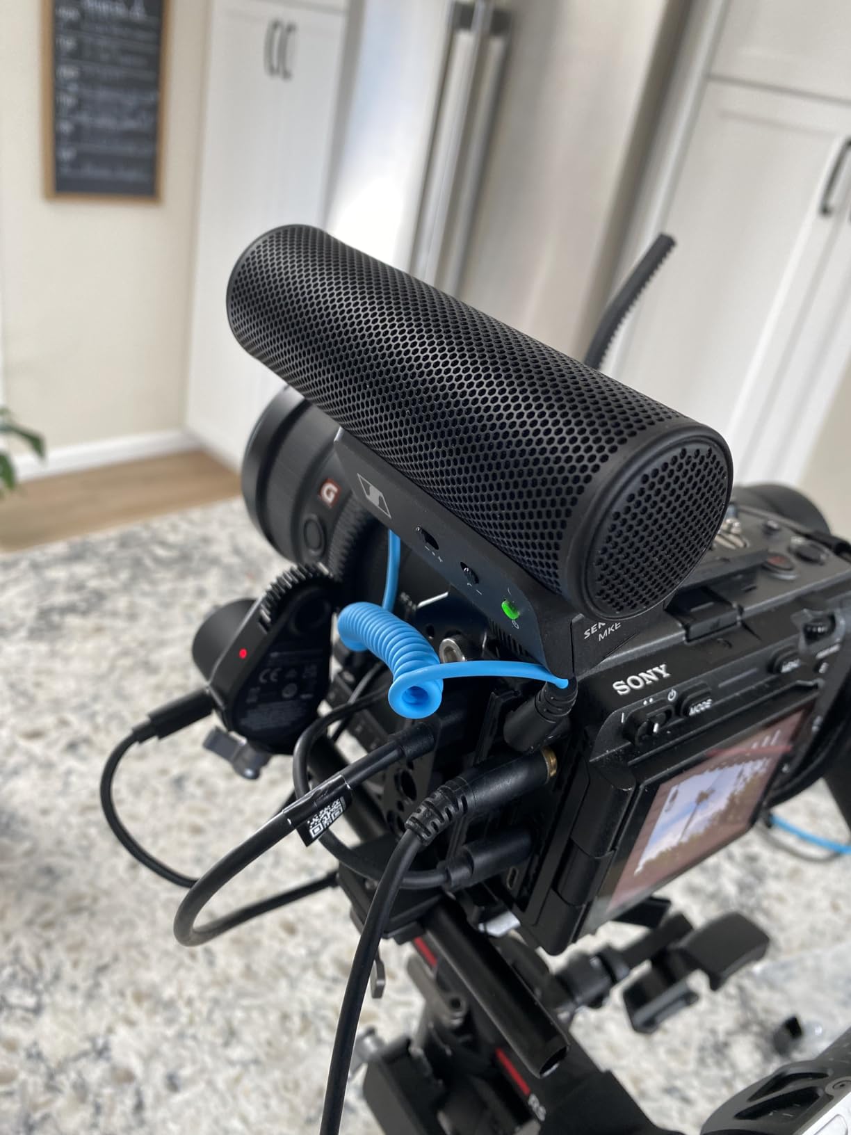 SENNHEISER Professional MKE 400 Directional On-Camera Shotgun Microphone with 3.5mm TRS and TRRS Connectors for DSLR, Mirrorless & Mobile, Connects with Auxiliary customer photo 2
