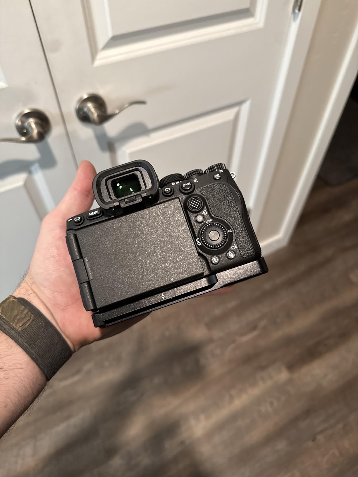 SmallRig Baseplate for Sony A7 V / A7R V / A7 IV, Bottom Mount Plate with Quick Release Plate for Arca, QD Interface, Anti-Scratch & Anti-Deflection - 3666B customer photo 1