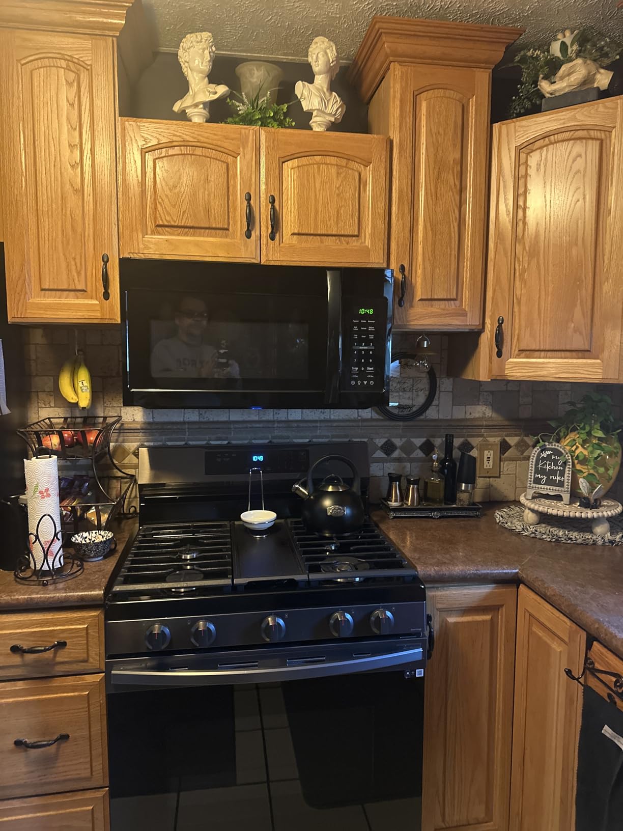 BLACK+DECKER EM044KB19 Over The Range Microwave Oven with One Touch, 1000 Watts, 400 CFM and Auto Cooking, OTR 1.9 Cu.ft customer photo 1