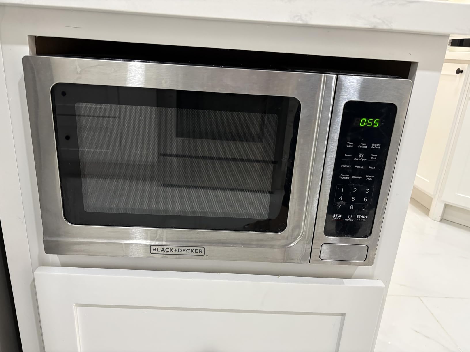 BLACK+DECKER EM044KB19 Over The Range Microwave Oven with One Touch, 1000 Watts, 400 CFM and Auto Cooking, OTR 1.9 Cu.ft customer photo 2