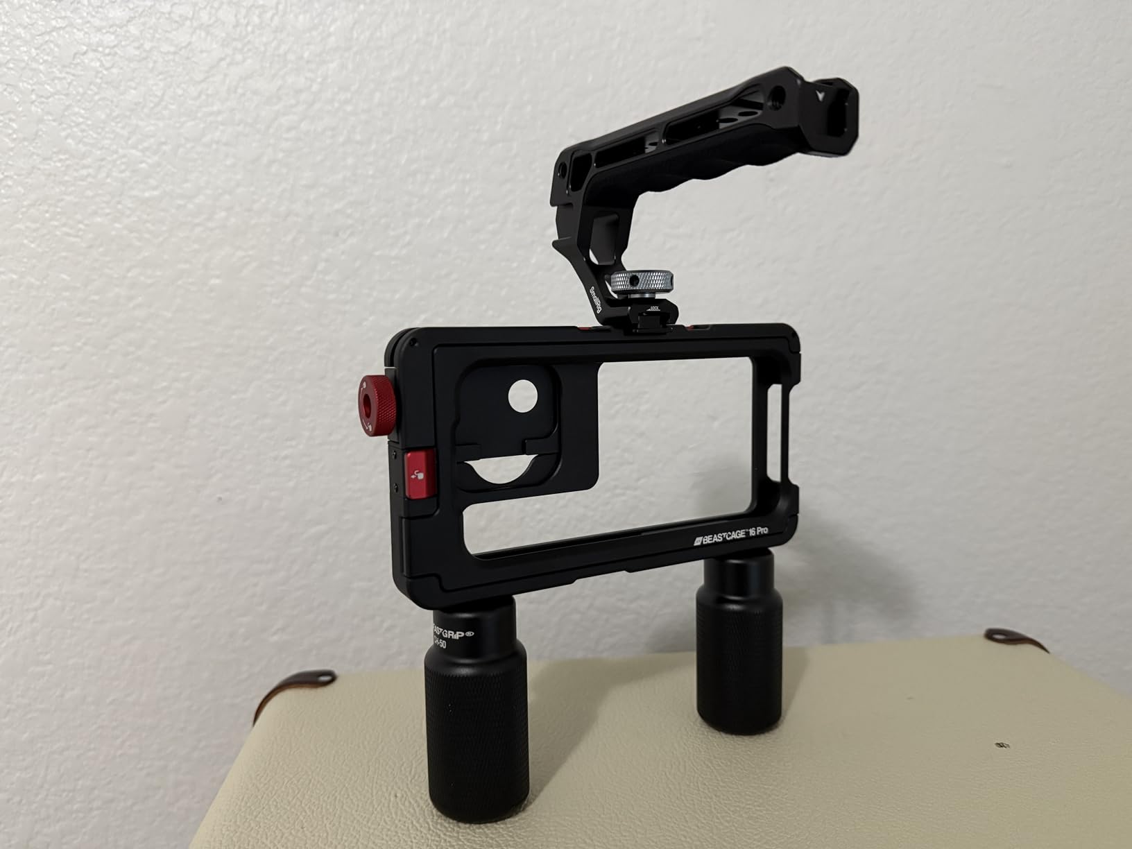 SmallRig Lightweight Top Handle, Grip for DSLR Camera Cage, Universal Handle with 5 Cold Shoe Adapters and Cold Shoe Base (Lite) - 3764 customer photo 1