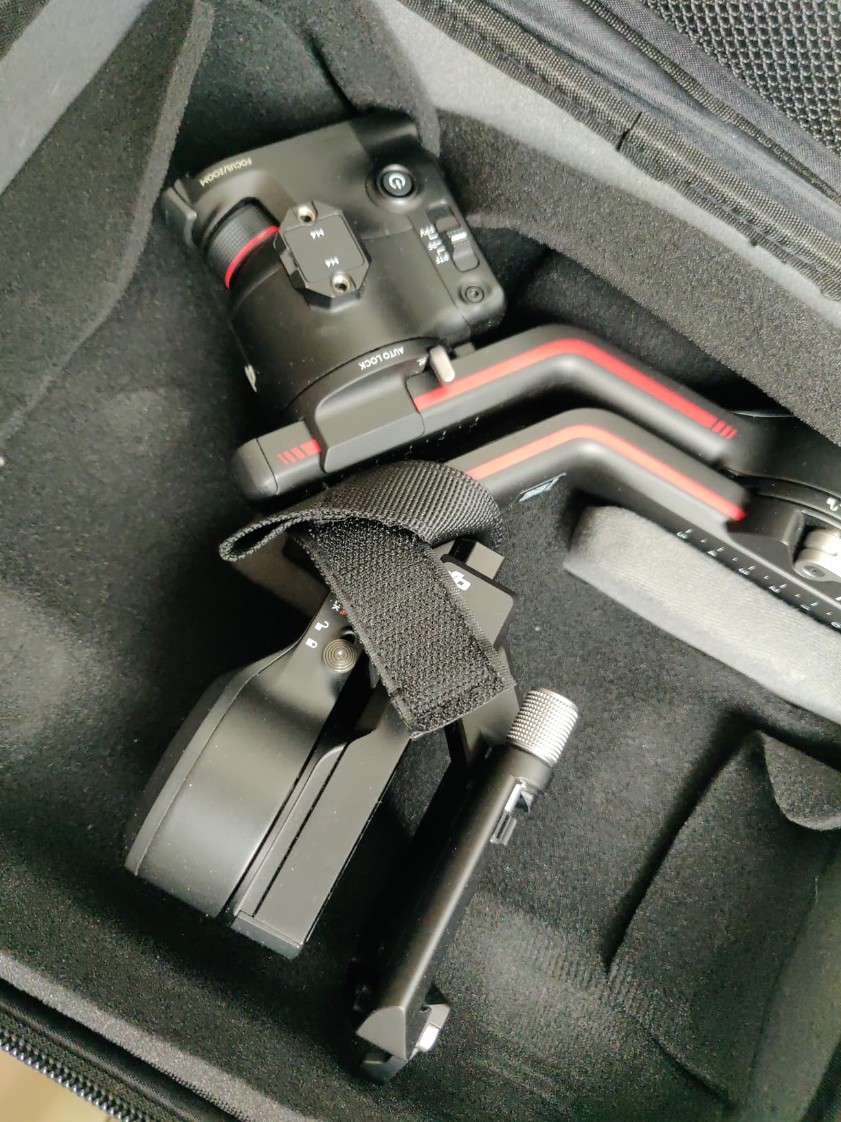 RS 3 Combo, 3-Axis Gimbal Stabilizer for DSLR and Mirrorless Camera for Canon/Sony/Panasonic/Nikon/Fujifilm, 3 kg (6.6 lbs) Payload, Automated Axis Locks, 1.8