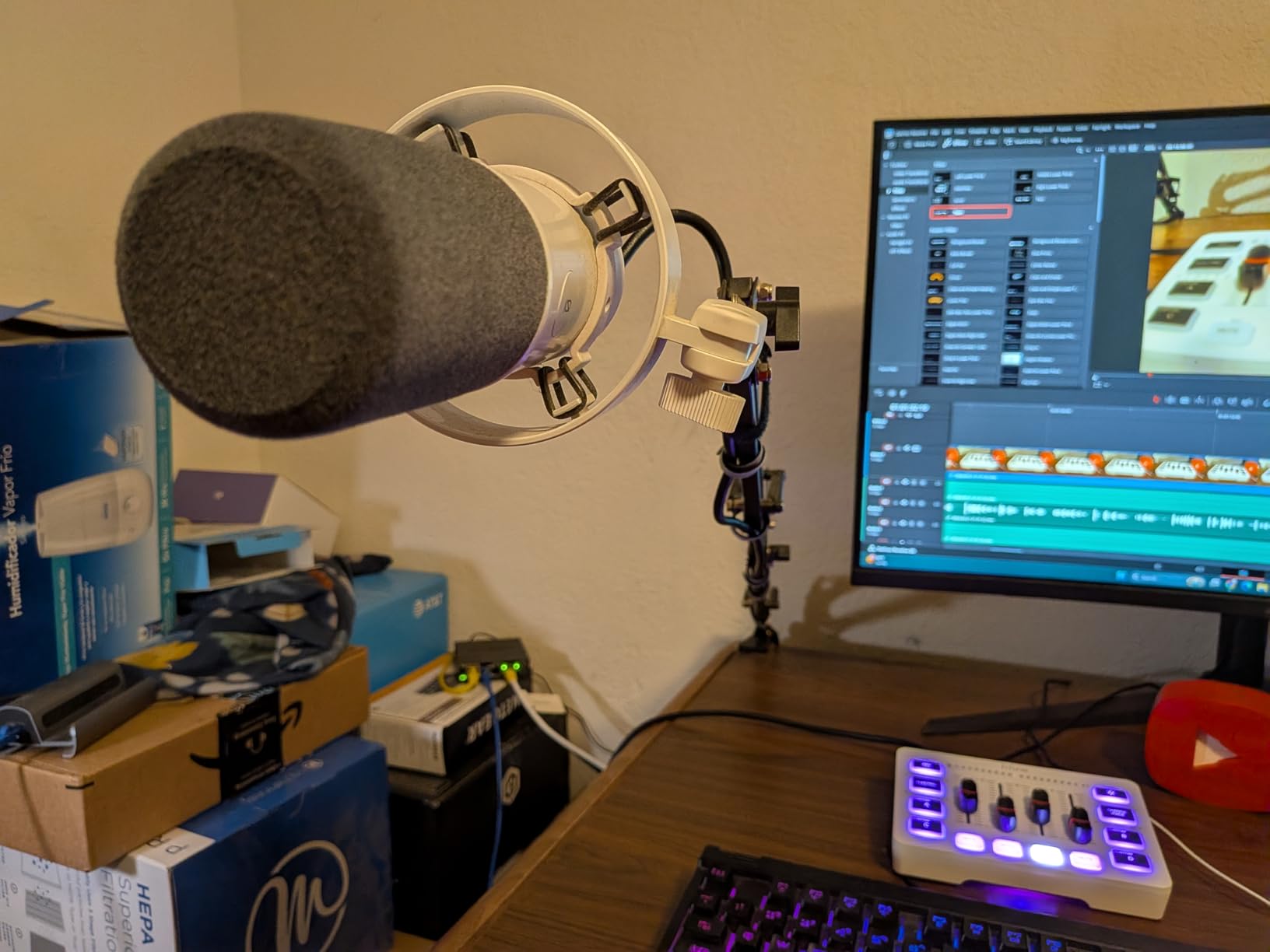 FIFINE Dynamic Microphone, XLR/USB Podcast Recording PC Microphone for Vocal Voice-Over Streaming, Studio Metal Mic with Mute, Headphone Jack, Monitoring Volume Control, Windscreen-Amplitank K688 customer photo 1