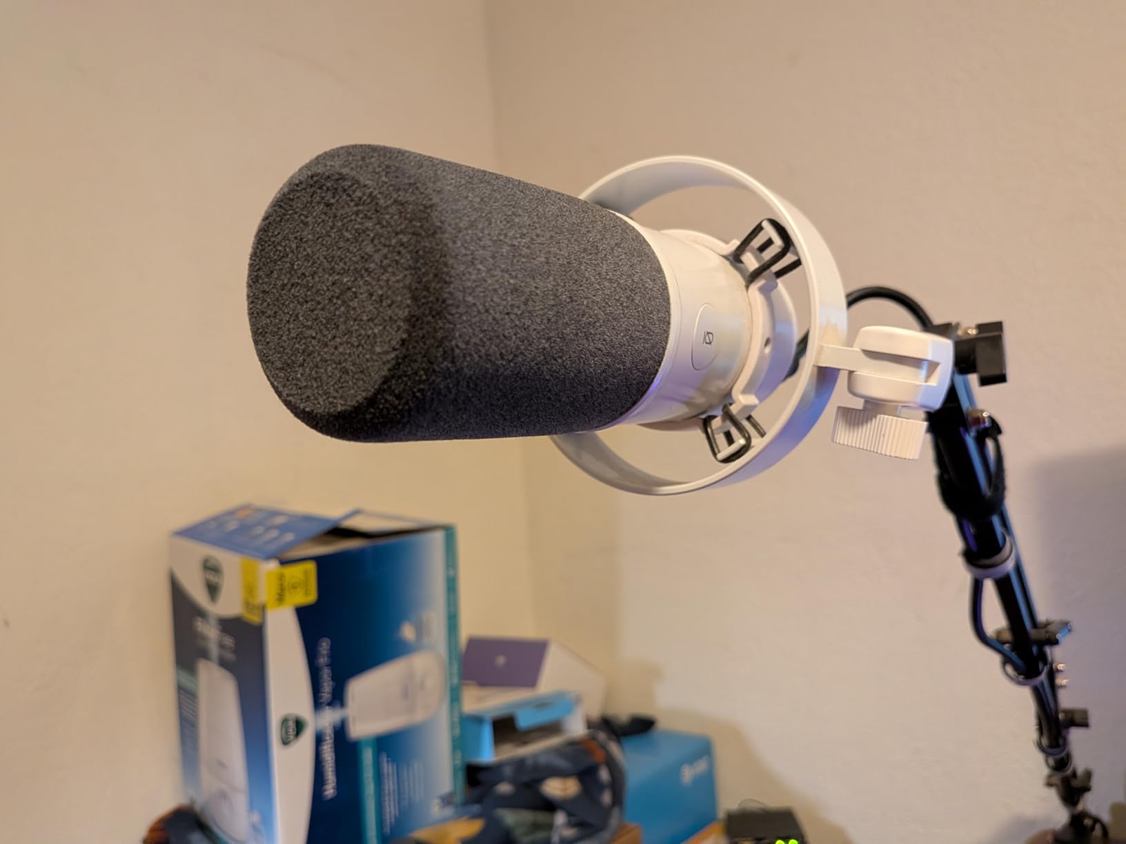 FIFINE Dynamic Microphone, XLR/USB Podcast Recording PC Microphone for Vocal Voice-Over Streaming, Studio Metal Mic with Mute, Headphone Jack, Monitoring Volume Control, Windscreen-Amplitank K688 customer photo 2