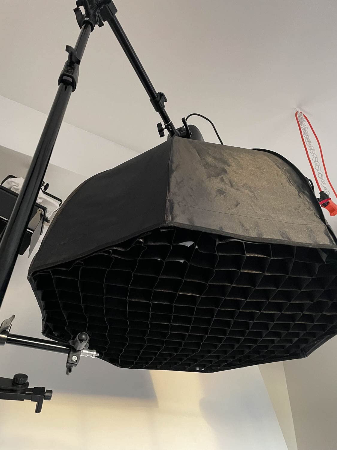 NEEWER Air Cushioned Aluminum Light Stand, 9.8ft/3m Adjustable Photography Stand with Boom Arm, Counterweight, Sandbag, 1/4 Screw for Softbox, Studio Flash, Umbrella, Ring Light, Max Load 5kg customer photo 2