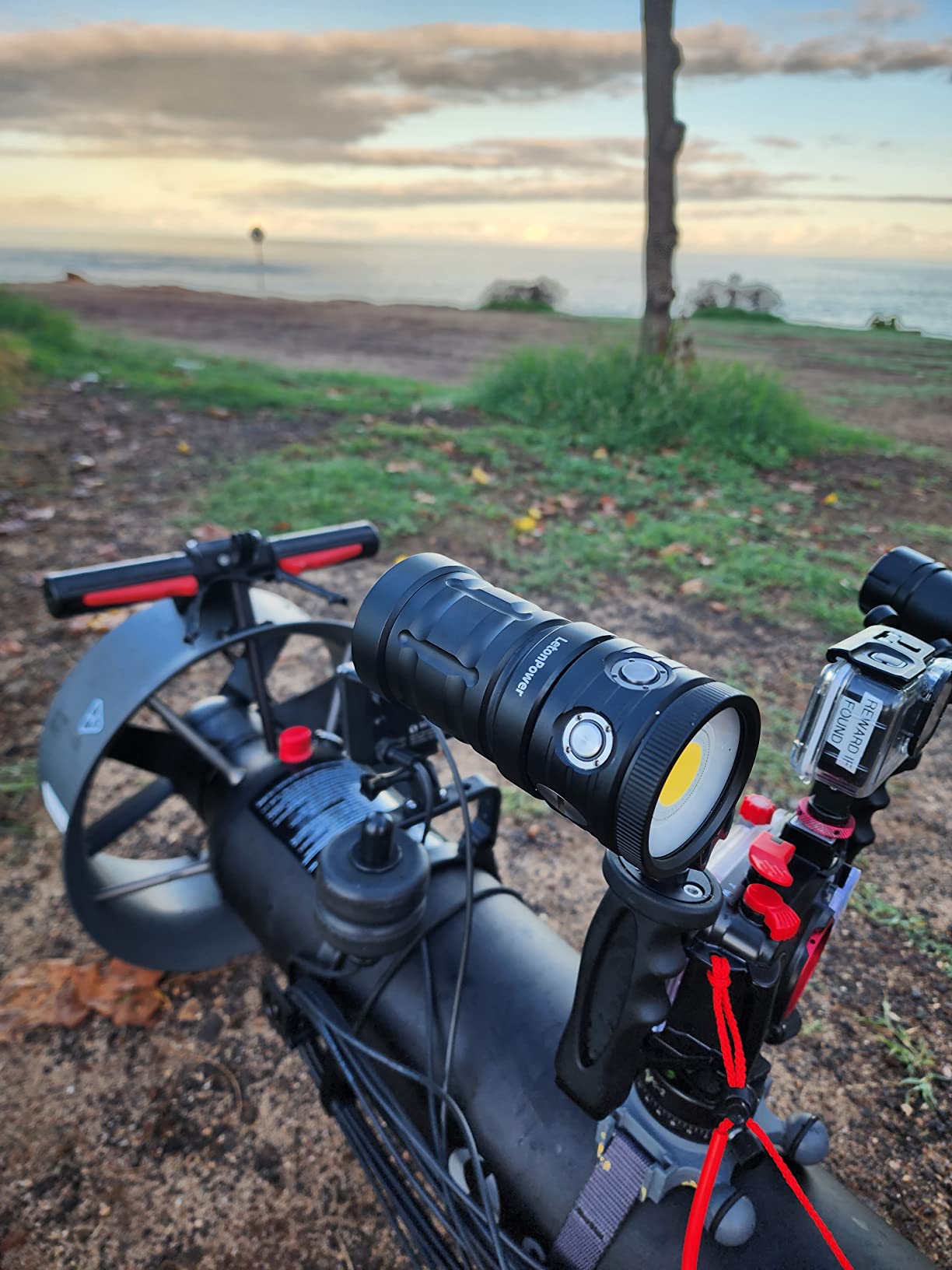 Dive Light,LetonPower TS S 10000Lumens 100m Underwater Video Light,Diving Flashlight,Waterproof Flashlight with Type-C Charging for Professional Under Water Sports customer photo 1