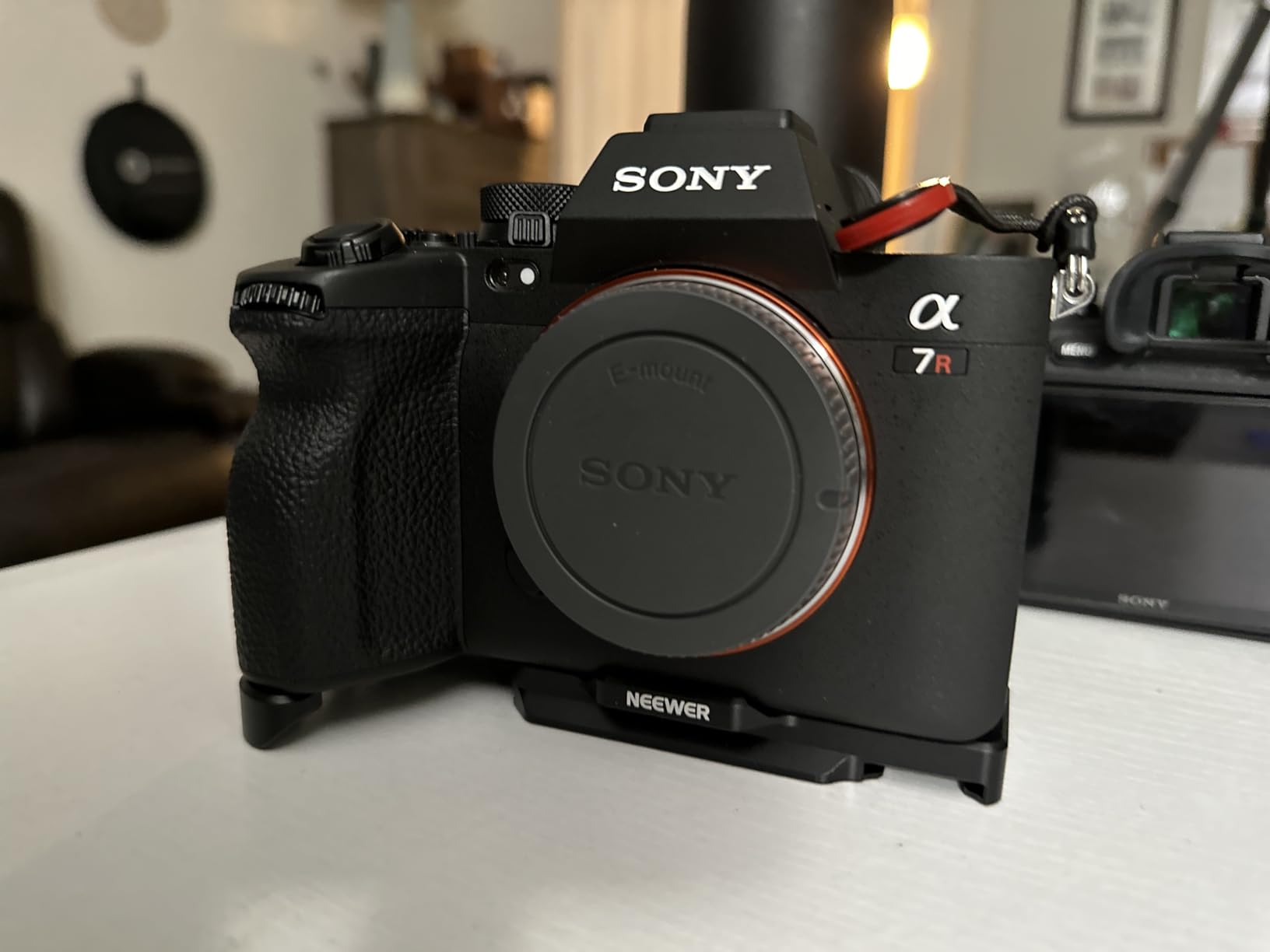 NEEWER Full Camera Cage Compatible with Sony a7R V/a7R IV/a7 IV/a7S III/a1, Aluminum Video Camera Rig with Full Access/Arca Type QR Base for Quick Switch, Compatible with DJI RS Stabilizers, CA004 customer photo 1