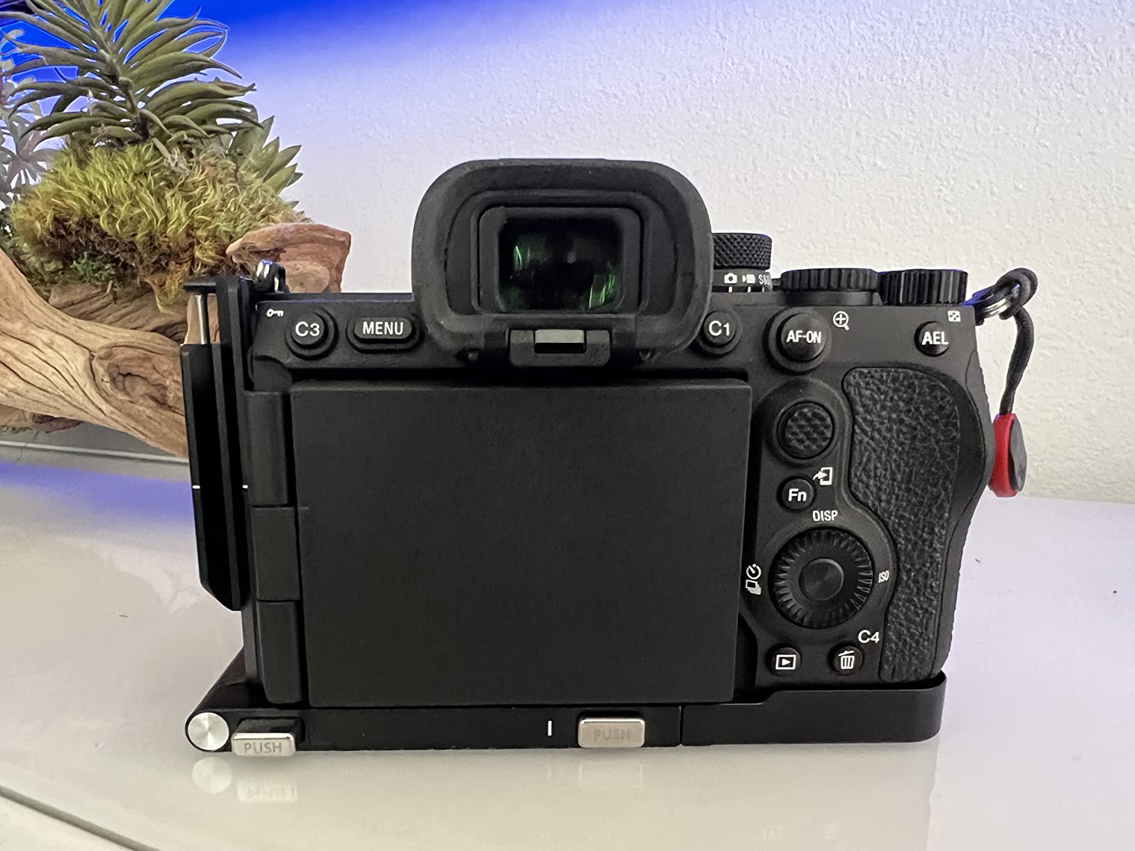 SmallRig Foldable L-Bracket for Sony Alpha 7 V/Alpha 7R V/Alpha 7 IV/Alpha 7S III, Foldable Side Plate for Arca, Quick Switch Between Horizontal and Vertical Shooting - 3984 customer photo 2