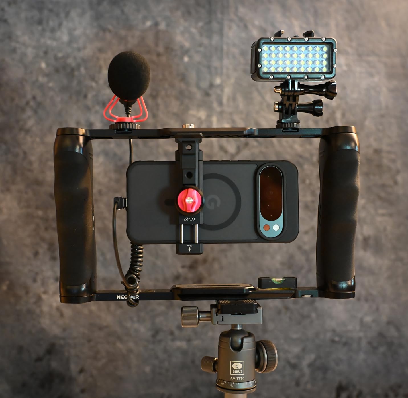 NEEWER Video Camera Cage Rig with Arca Type Base/Dual Grips/Expansion Holes/15mm Rods, Universal Stabilizer Compatible with Sony Canon Nikon DSLR/DSLM, Compatible with SmallRig Accessories customer photo 1