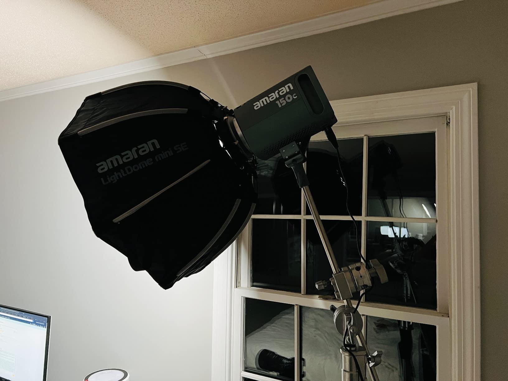 Aputure Amaran 150c COB Video Light, RGBWW 150W, 2,500K to 7,500K CCT with G/M Adjustment, 15,610 lux @ 1m with Hyper Reflector, APP Control (White) customer photo 2