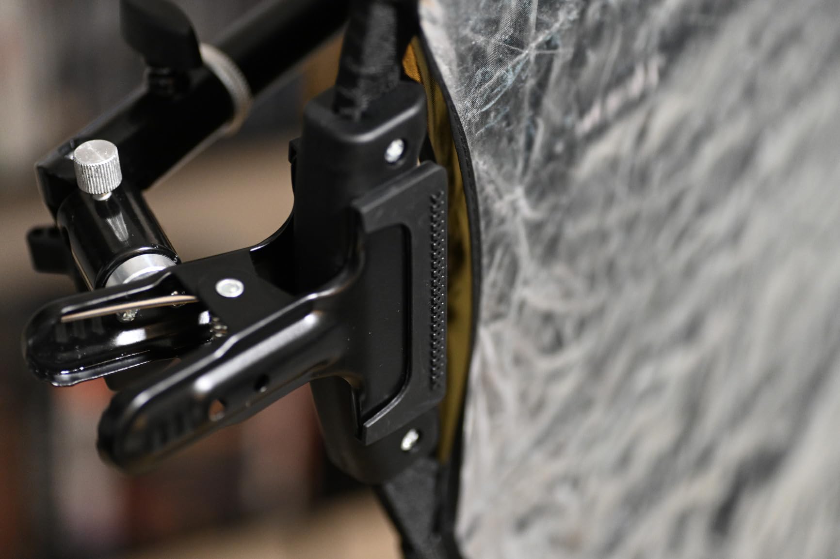 WELLMAKING 32 Inch (80cm) Reflector Photography, Collapsible Light Reflector with Bag & tilt Adapter, 5 in 1 Handle Reflector for Studio & Outdoor Lighting -Translucent, Silver, Gold, White and Black customer photo 2