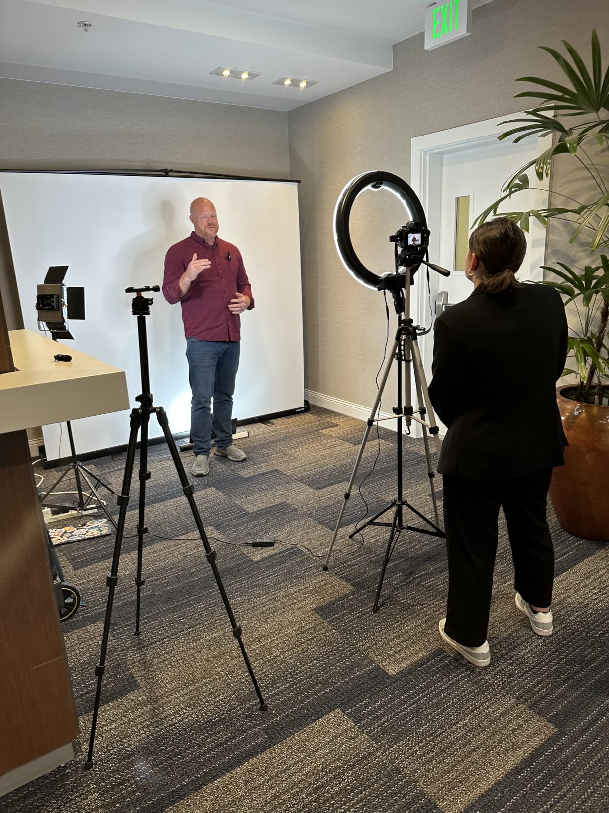 FUDESY 78.7 x 93in Extra Wide Large Collapsible Green Screen Chroma Key Panel, Portable Retractable Wrinkle Resistant Green Backdrop for Streaming, Tiktok, Auto-Locking Frame, Aluminum Hard Case customer photo 1