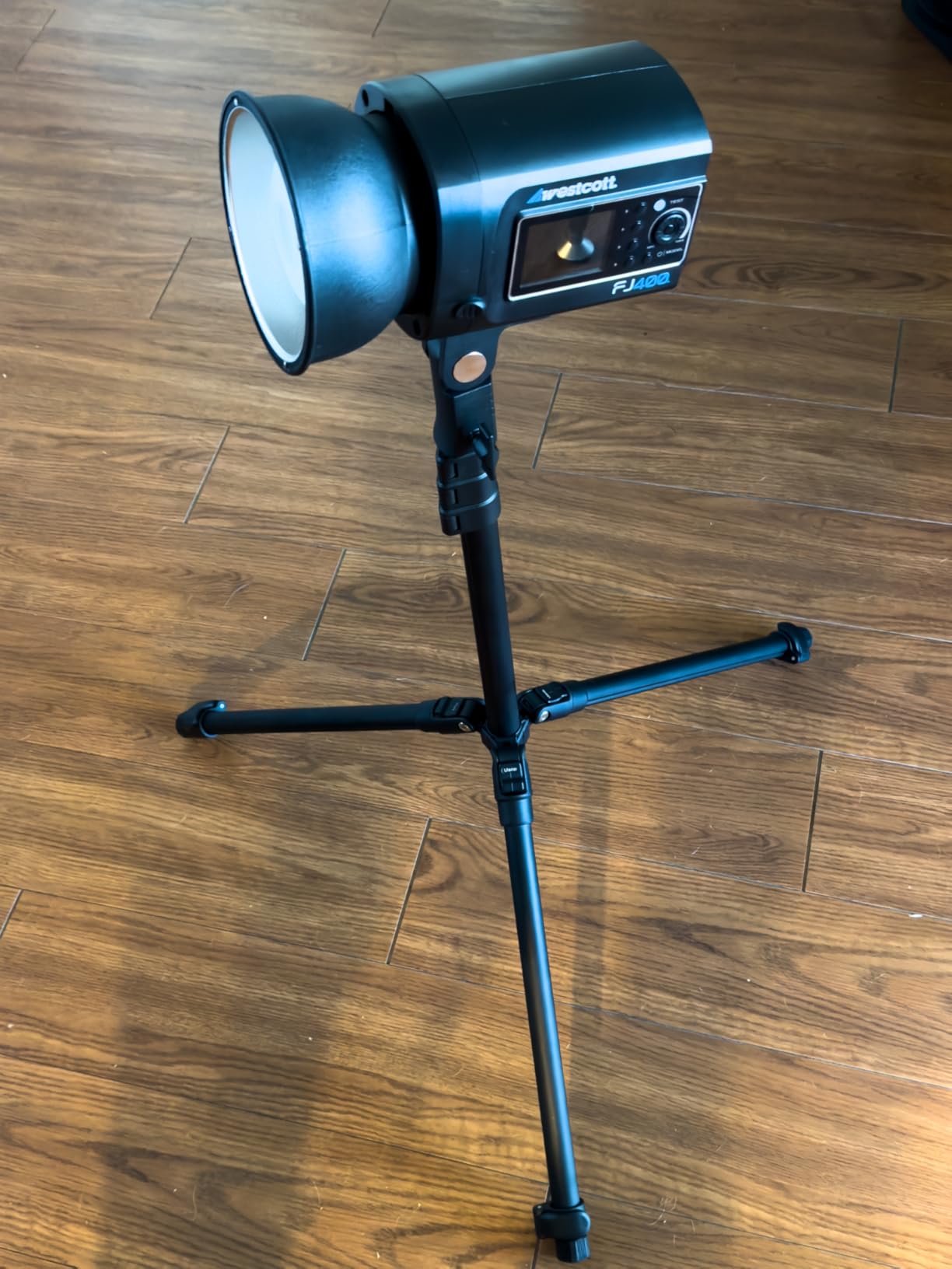 Ulanzi TT43 Extendable Photography Light Stand, Adjustable 6.23ft Aluminum Tripod, Reversible Portable Studio Lighting Tripod for Continue Output Lighting, Strobe Light, Webcams, Cameras, Softbox customer photo 1