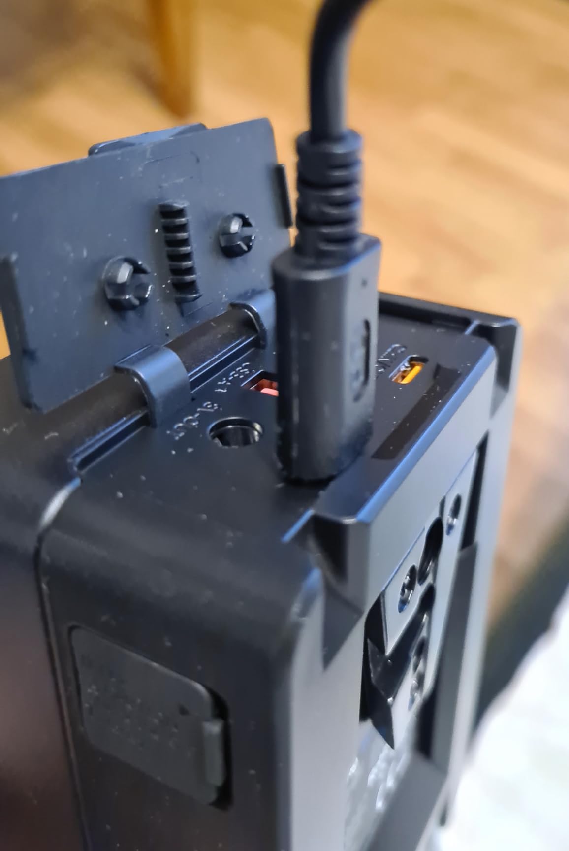 V Mount Battery, 99Wh / 6800mAh V Mount Battery with 100W Output, 2.5H Full Charge, PD 3.0 Fast Charging, for Filmmakers, Cameras, Camcorders, Phones, Monitors, Video Lights customer photo 2