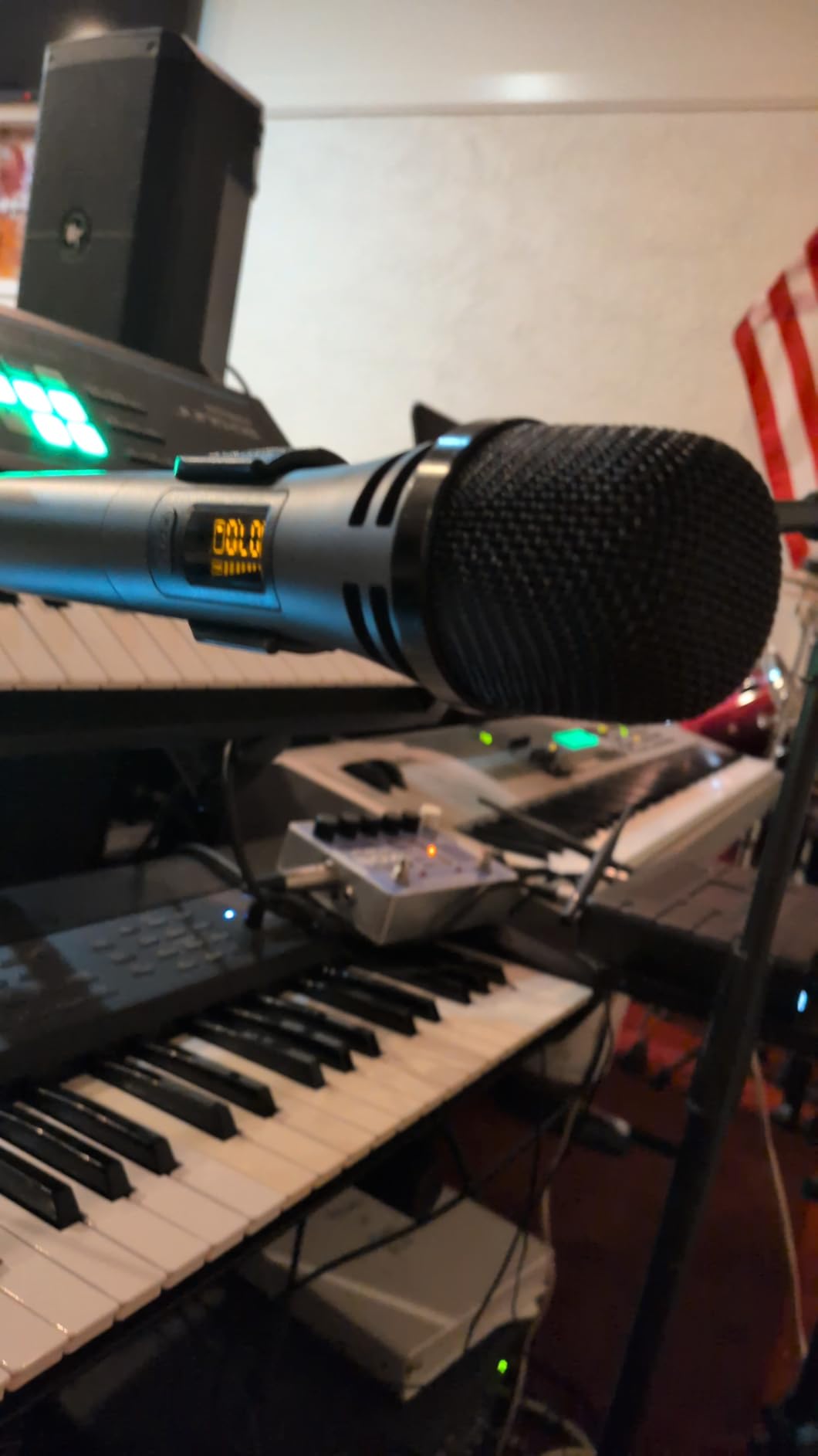 TONOR Wireless Microphones System with 4x10 Channels Cordless Handheld Microfono Inalambrico, 60 m/200FT UHF Range, Mics with Stable Signal Transmission for Karaoke Singing Party Church Wedding customer photo 2