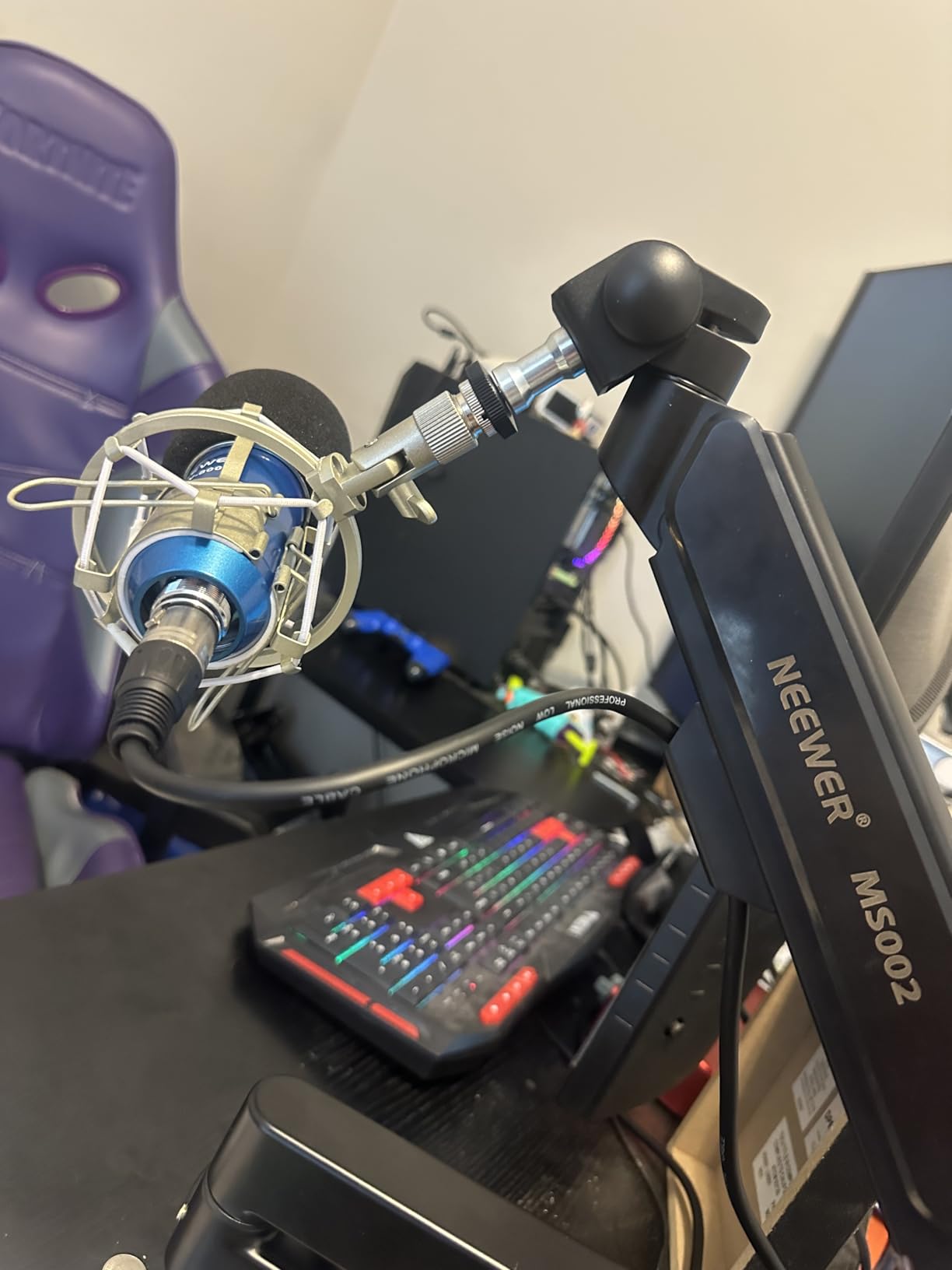 Neewer Low Profile Mic Arm Desk Mount, 360 Degree Swivel Boom Arm with Pneumatic Damping Adjustable, Cable Management, Compatible with Shure MV7 SM7B Blue Yeti Gaming Streaming Podcast Microphone, MS002 customer photo 2