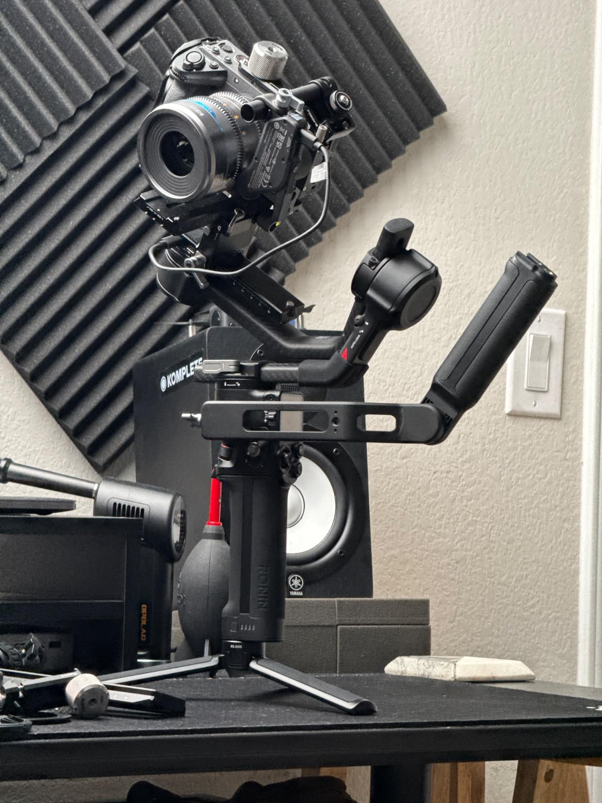 DJI RS 4 Pro Combo, 3-Axis Gimbal Stabilizer with Image Transmitter & Focus Pro Motor, 4.5kg/10lbs Payload customer photo 1