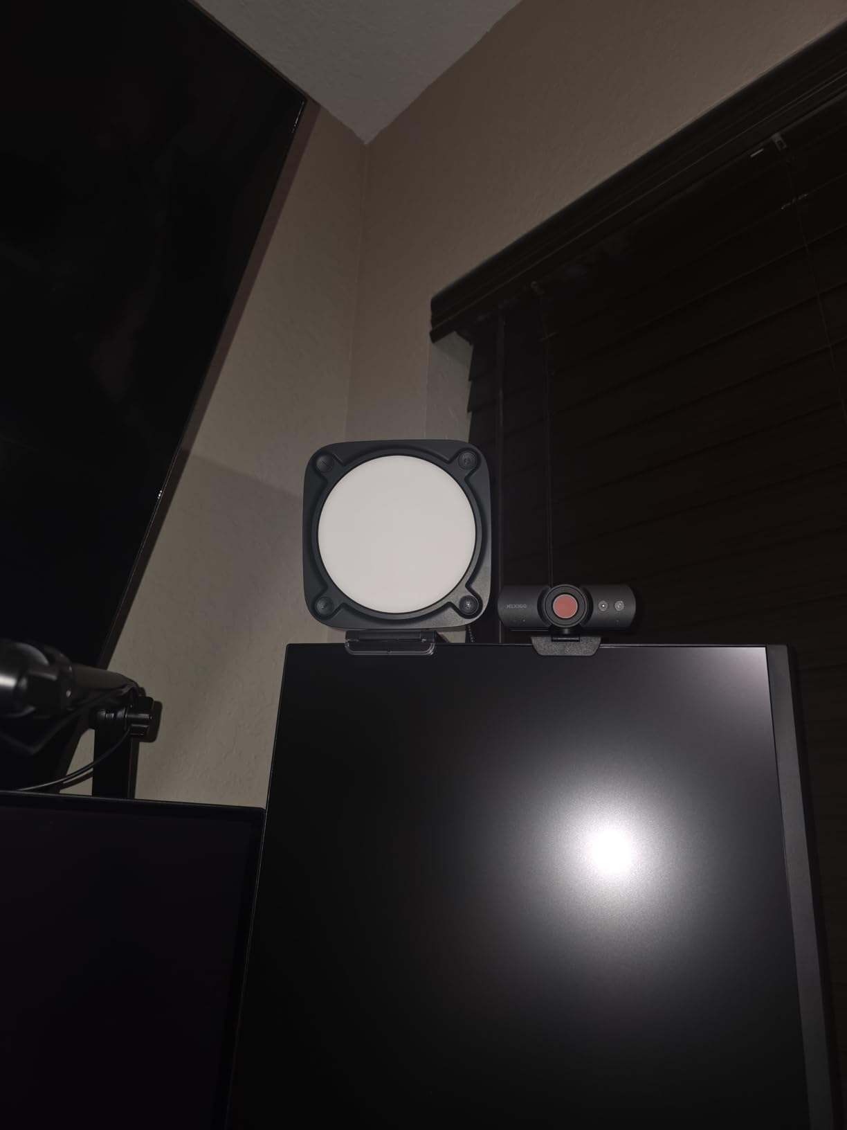 Elgato Key Light Neo - Professional Video Call Light, No Glare, Adjustable Monitor Mount, Manual or Wi-Fi Control, Office/Streaming, Teams/Zoom/Slack/Twitch/Youtube - Plug-'n-Play on Laptop, PC, Mac customer photo 1