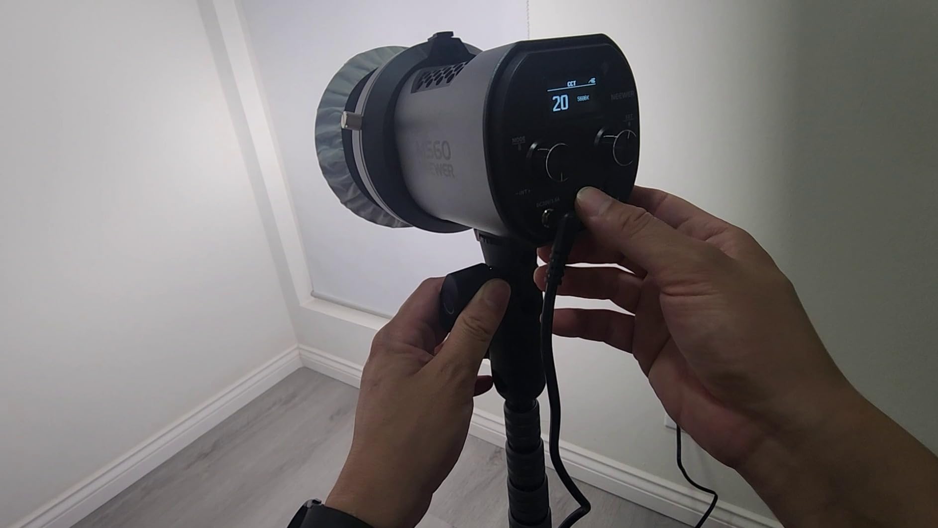 NEEWER MS60 LED Video Light with 2.4G/APP Control, 65W 5600K Daylight Mini COB Continuous Output Lighting, 40000lux/1m, CRI 97+/TLCI 98+, 9 Scenes, 0-100% PWM Dimming, Bowens Mount Adapter customer photo 1