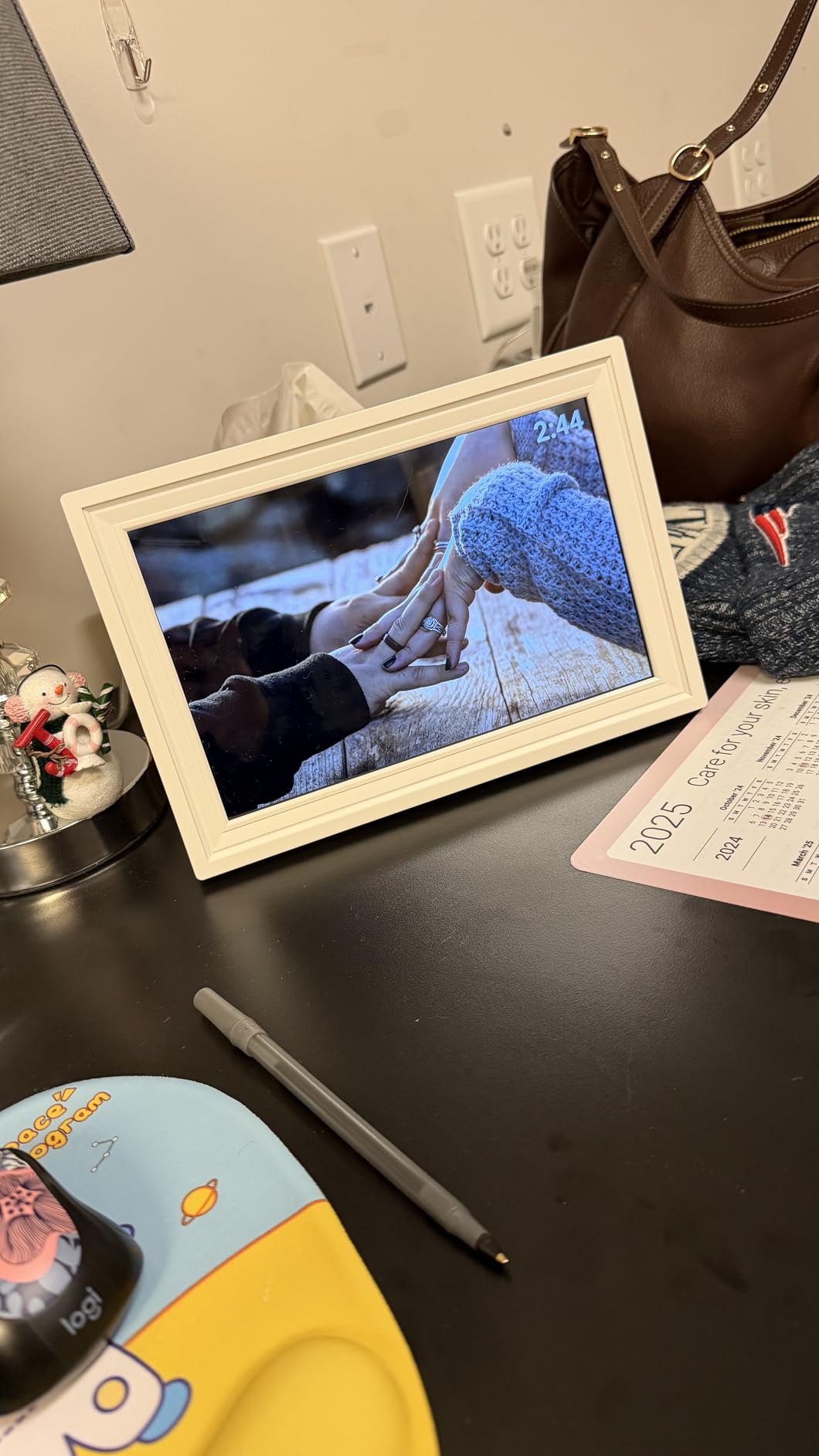 Digital Picture Frame, 10.1'' Frameo Digital Frame Wifi, 32GB Memory, 1280*800 HD Touch Screen Digital Photo Frame, Wall Mountable, Auto-Rotate, Share Instantly, Wedding, Birthday Gifts for Women, Mom customer photo 1