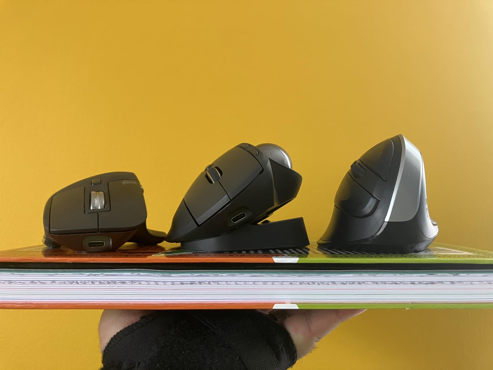 Logitech MX Ergo S Advanced Wireless Trackball Mouse, USB-C Rechargeable Wireless Ergonomic Mouse with Bluetooth and Encrypted Dongle, 6 Programmable Buttons, for PC/Mac - Graphite customer photo 1