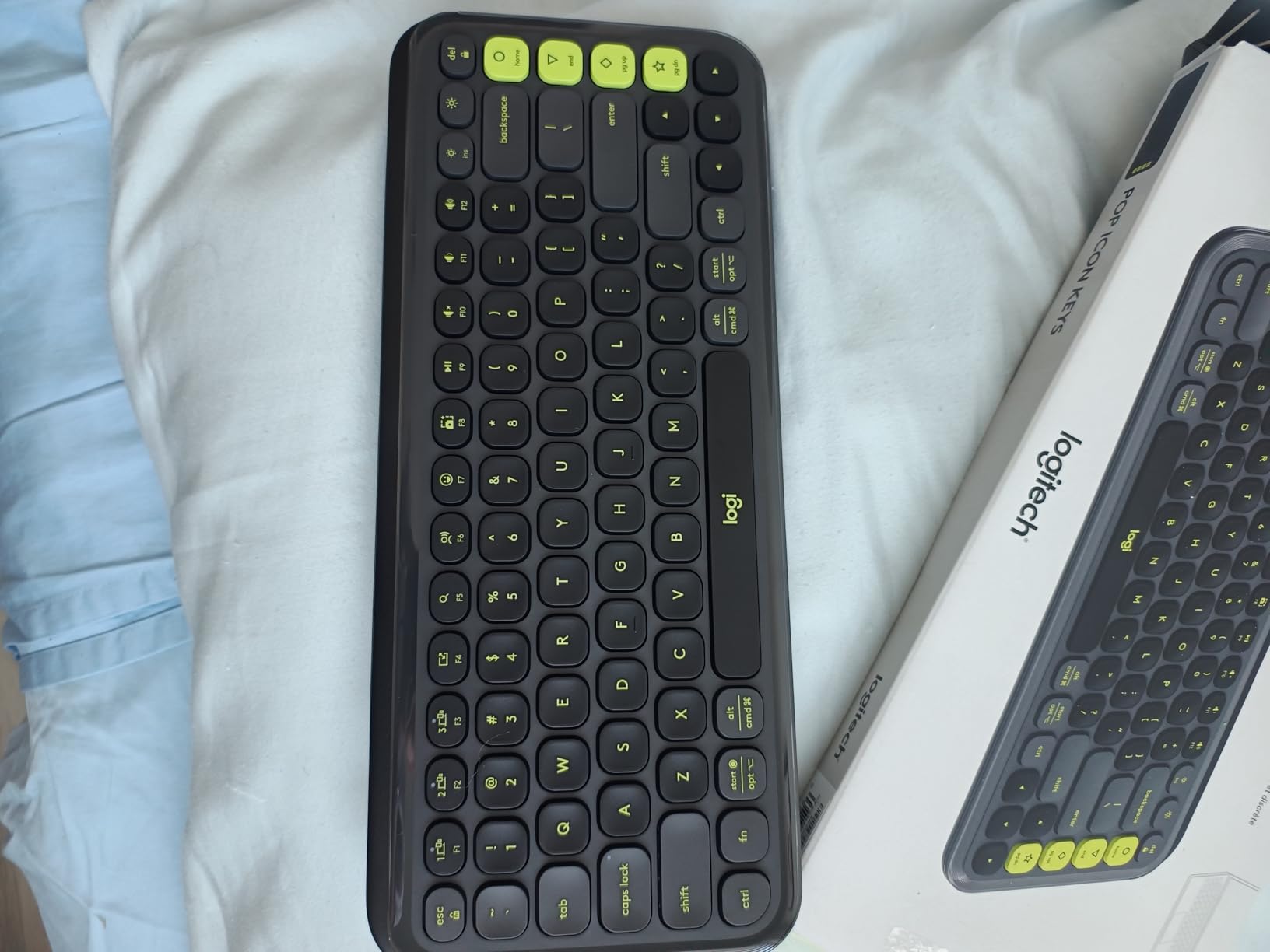 Logitech POP ICON Keys Wireless Bluetooth Keyboard, Comfortable Typing, Programmable Keys, Easy-Switch Between up to 3 Devices, for Laptop, Tablet, PC - Graphite and White customer photo 1