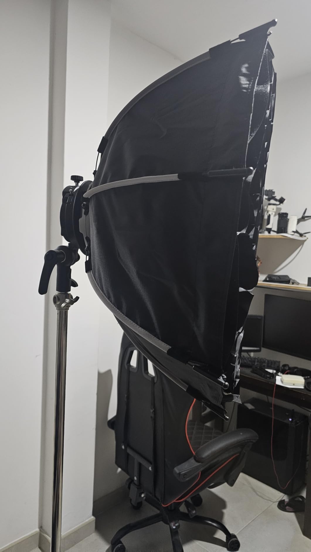 NEEWER 35.4'' Octagonal Softbox, Quick Release Parabolic Soft Box with Bowens Mount, Diffusers, Grid, Bag Compatible with Aputure 120d Compatible with Godox SL60w NEEWER Q4 AS600B CB300B Q300, NS92P customer photo 2
