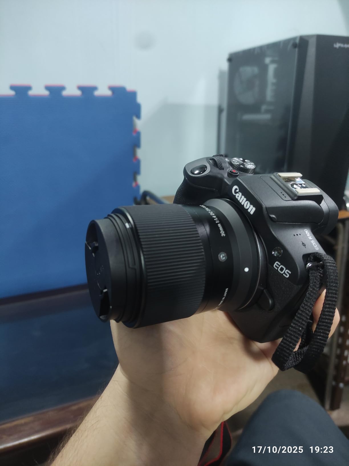 Sigma 30mm f/1.4 DC DN Contemporary Lens for RF Mount with Advanced Accessory and Travel Bundle (Manufacturer 4-Year USA Warranty) customer photo 1