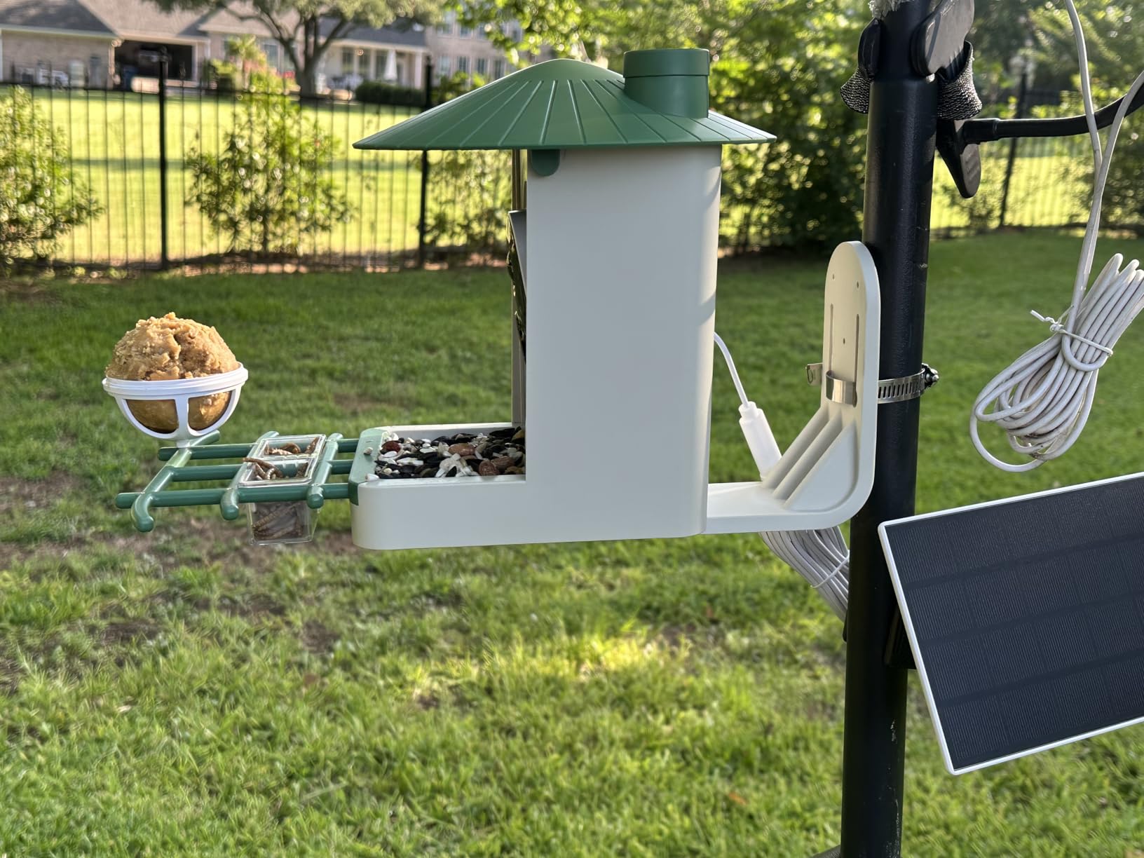 Soliom Smart Bird Feeder with Camera with Solar Panel - 2K HD Live View, AI Bird Identifier, Birds Arrival Alerts, DIY Birdseed Add-on, 2.4G WiFi- Wireless Outdoor Gift for Birdlovers customer photo 2