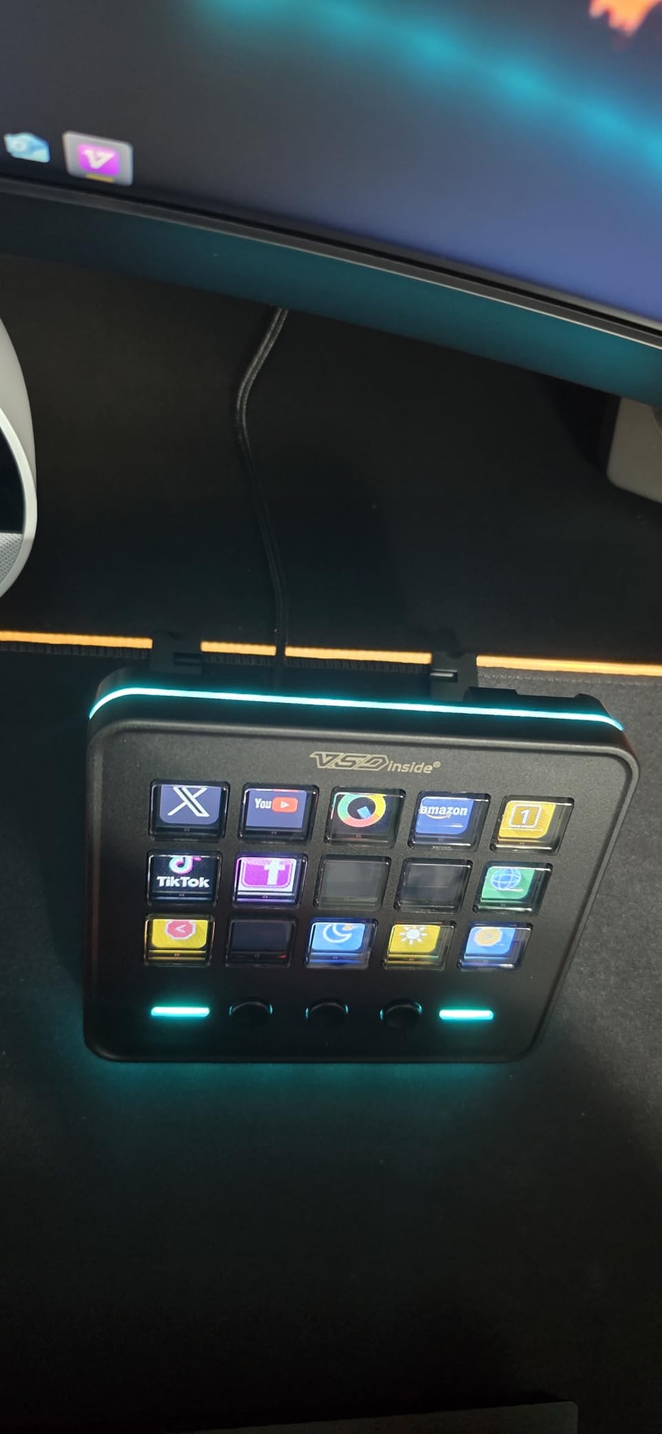 VSDINSIDE Macro Keypad, Stream Controller Deck Gaming Streaming Shortcut Keyboard, 18 Programmable Keys Customizable Visual AI Pad USB Soundboard for OBS, YouTube, Desk Office Setup, Laptop, PC, Mac customer photo 2