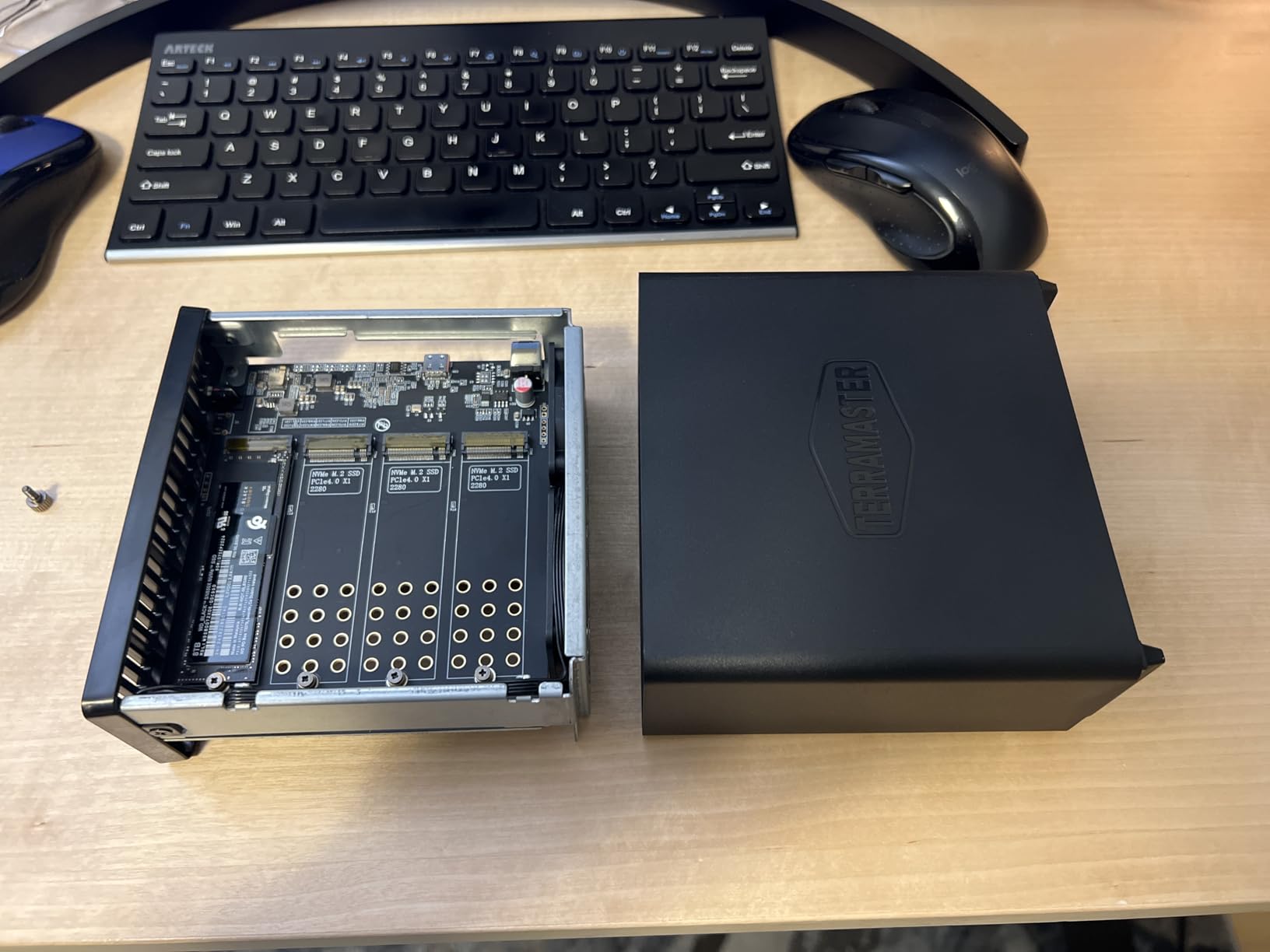 TERRAMASTER D4 SSD NVMe Enclosure - 40Gbps 4Bay, USB Storage Type-C Supports 4xM.2 NVMe 2280 SSDs, Compatible with USB 4/3.2/3.1/3.0, Thunderbolt 5/4/3, Mobile App for Data Backup Included (Diskless) customer photo 2