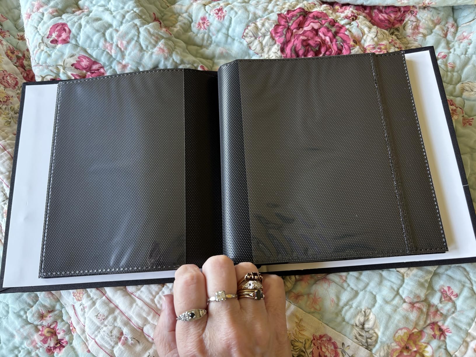 1000 Pocket Photo Album 4x6 Leather Cover, Extra Large Capacity Holds 1000 Horizontal and Vertical Photos, Acid Free Non Stick Pages with Front Window, Perfect for Wedding Family Baby Memories, Black customer photo 2