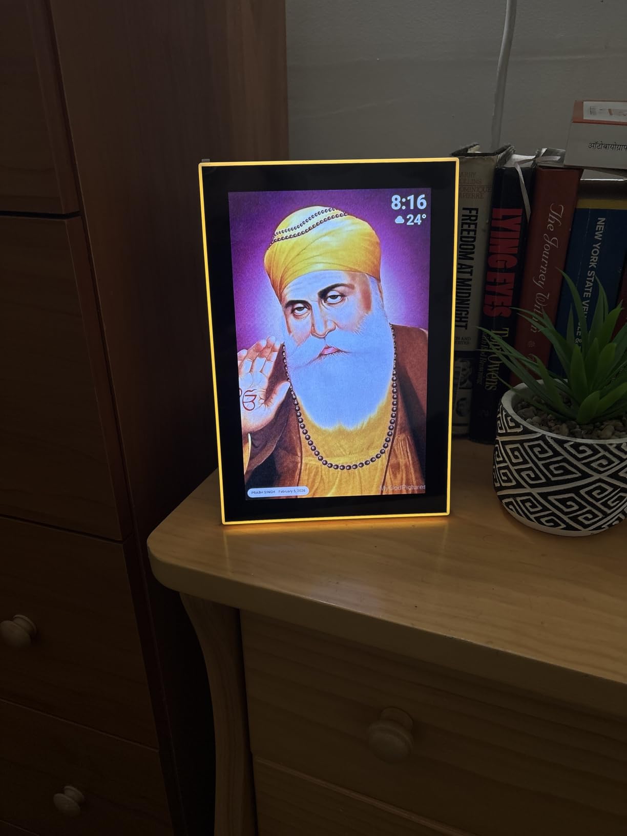 21.5inch FRAMEO Digital Photo Frame with 1920x1080 FHD IPS LCD Touch Screen, Dual-WiFi Share Moments via Frameo, 32GB Storage, USB Drive/SD Card Extend Storage, Auto-Rotate, Wall Mountable with VESA customer photo 1