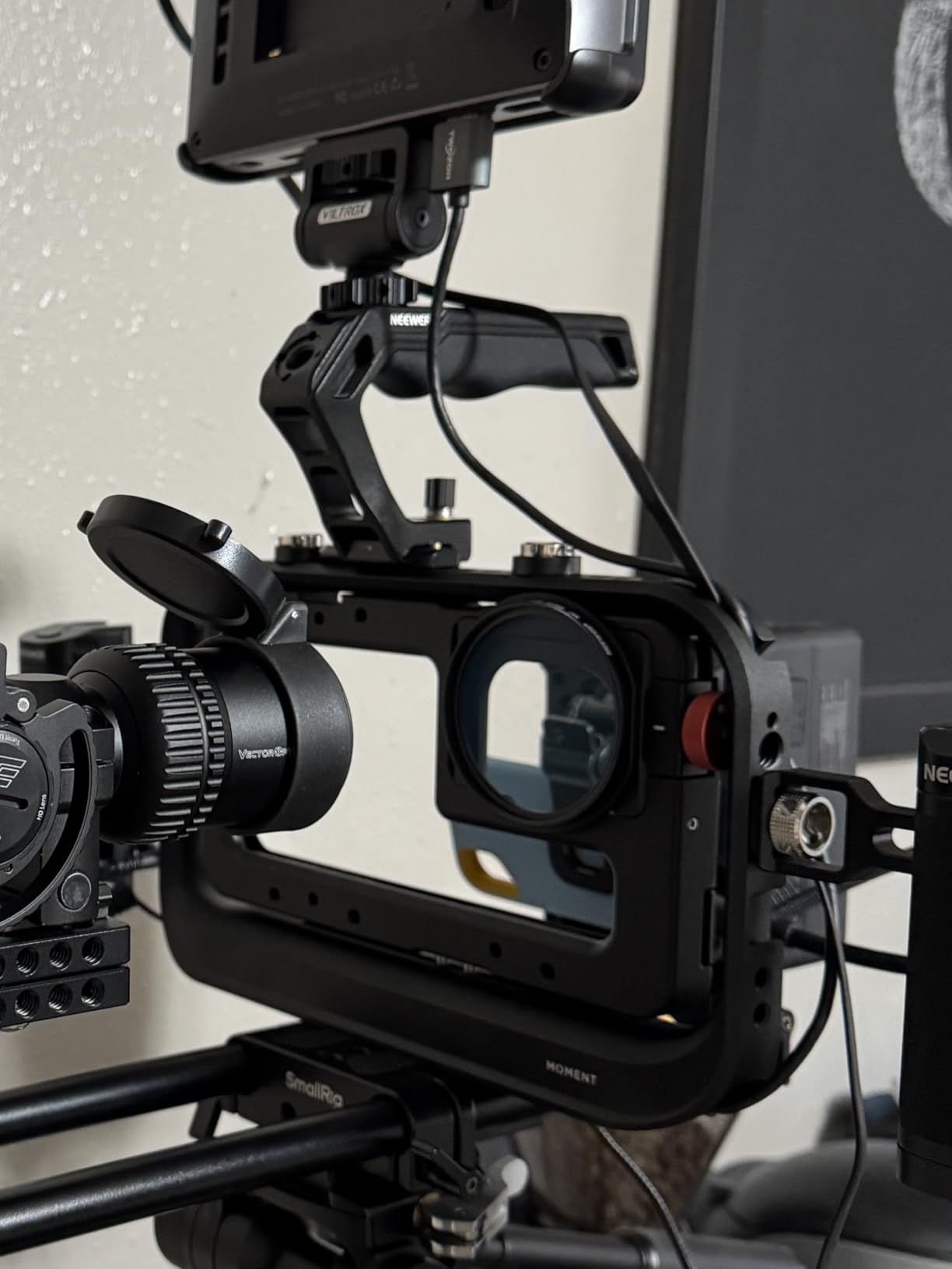 Moment SuperCage - Professional Mobile Filmmaking Rig with Cold Shoe Mounts, ¼