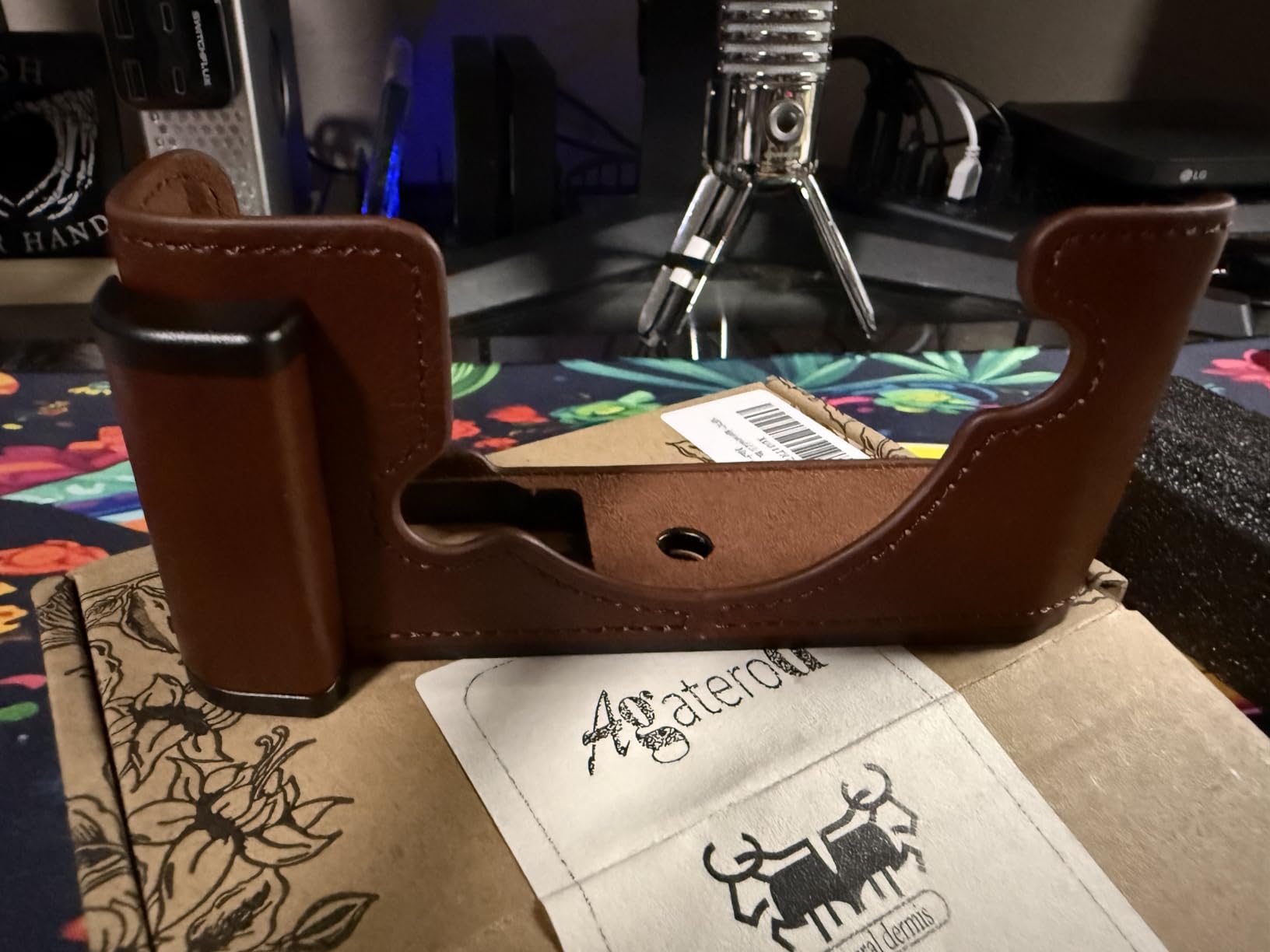 Z fc Handgrip L-Bracket Grip for Nikon Z fc Camera, Featuring a Retro Leather-Style Side Handle. Comes with a 1/4