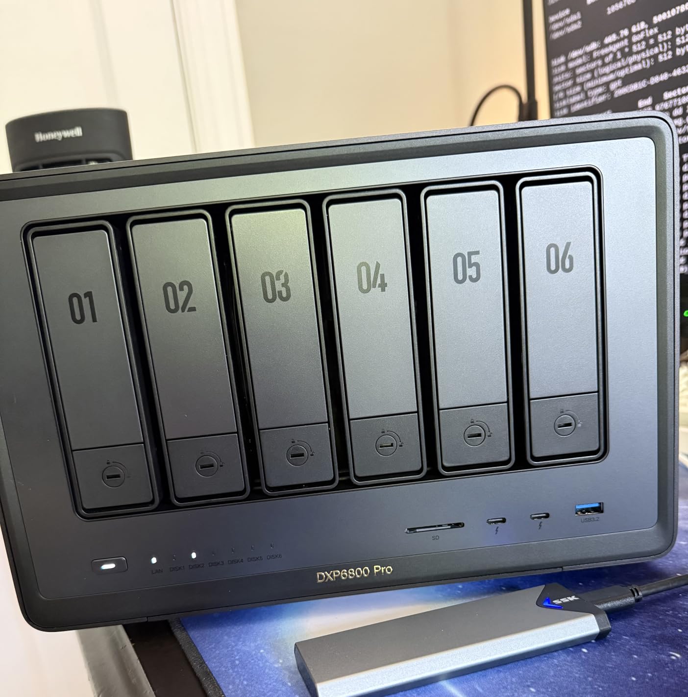 UGREEN NAS DXP4800 Pro 4-Bay Desktop NAS, Intel Core i3-1315U 6-Core CPU, 8GB DDR5 RAM, Built-in 128G SSD, 1x 10GbE, 1x 2.5GbE, 2X M.2 NVMe Slots, 4K HDMI customer photo 2