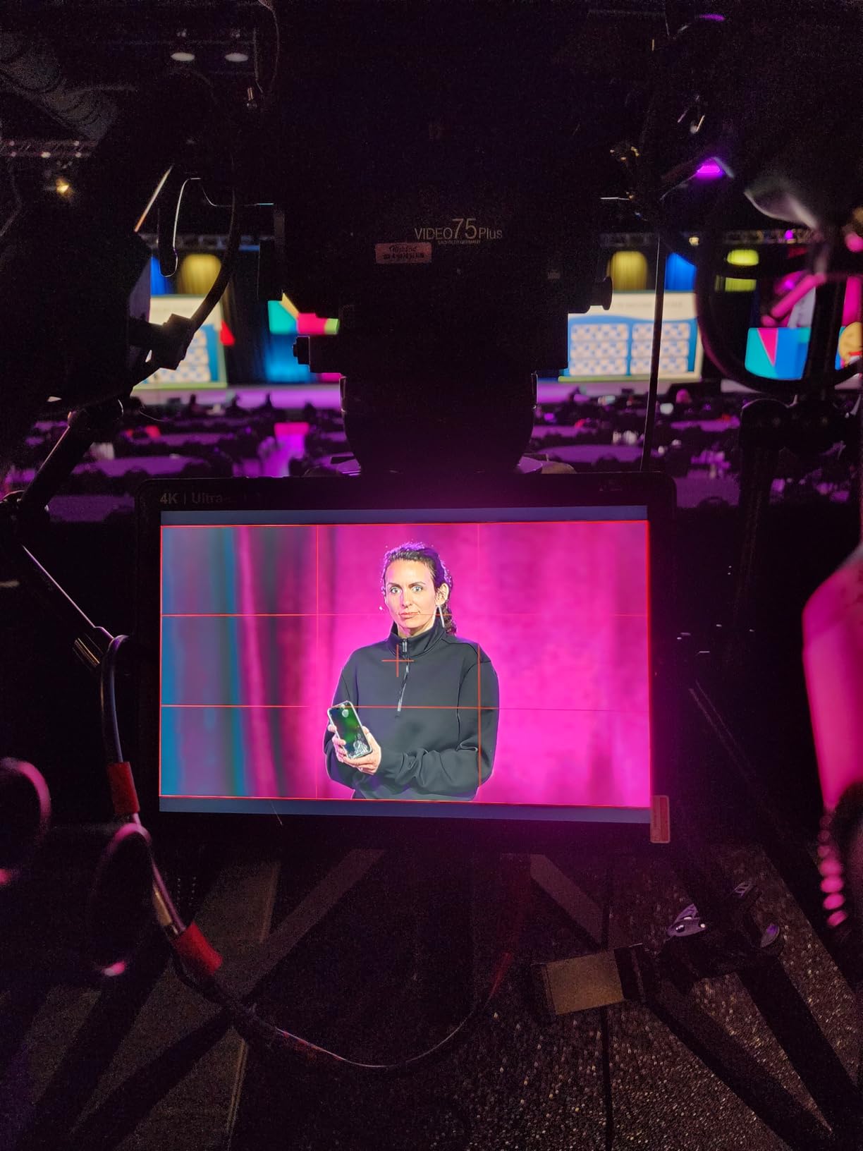 FEELWORLD LUT11S 10.1 Inch Camera Monitor, 2000nit IPS Touch Screen 1920x1200, 4K 60Hz HDMI Camera Field Monitor SDI, Video Assist HDR Waveform Focus Peaking 3D LUT customer photo 2