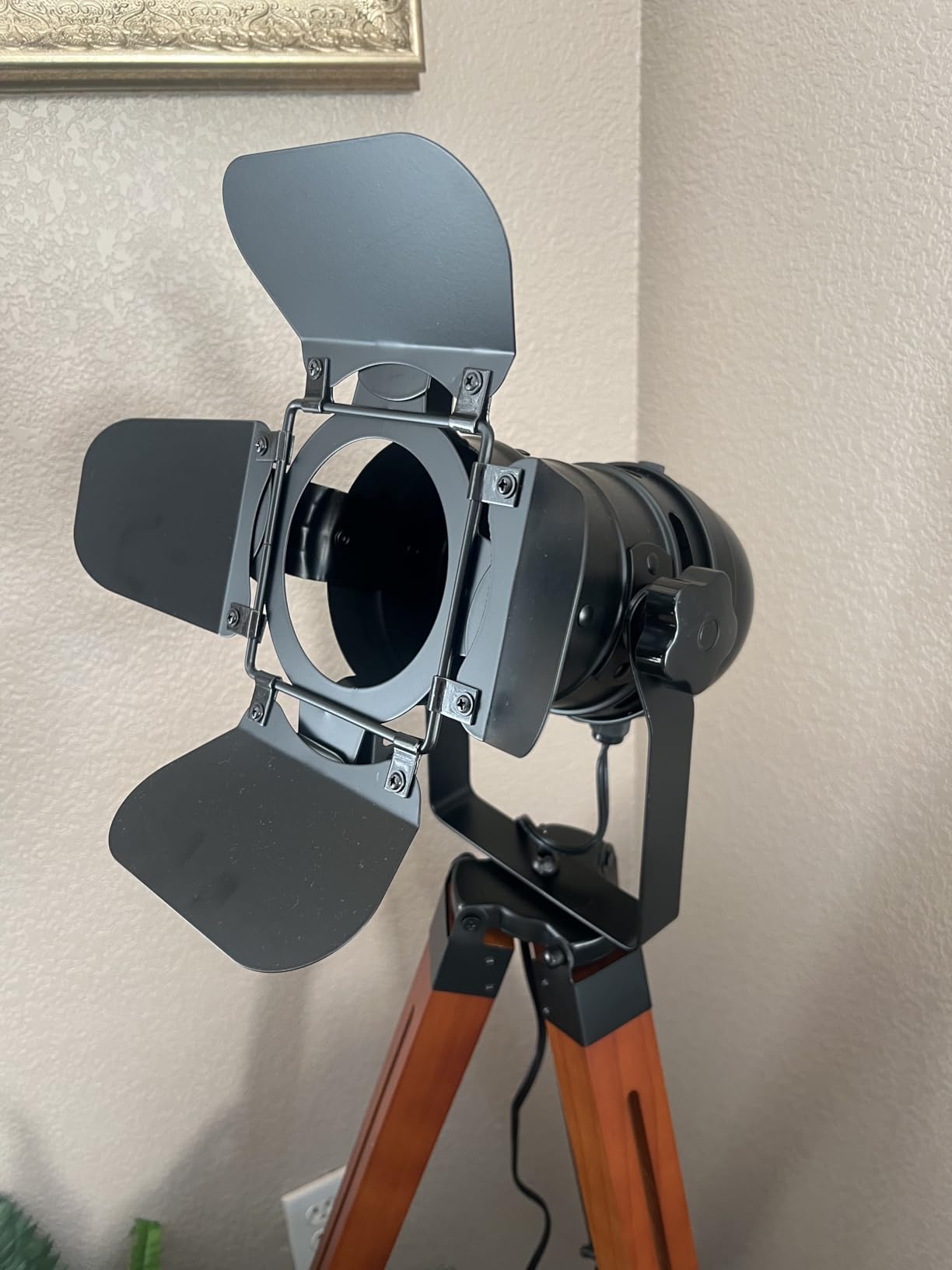 Vintage Movie Camera Neon Sign, Retro Film Camera LED Light for Theater Decor, Movie Room Decor, Home Cinema Wall Neon Sign for Filmmakers, Directors, Media Rooms & Studio Decor customer photo 1