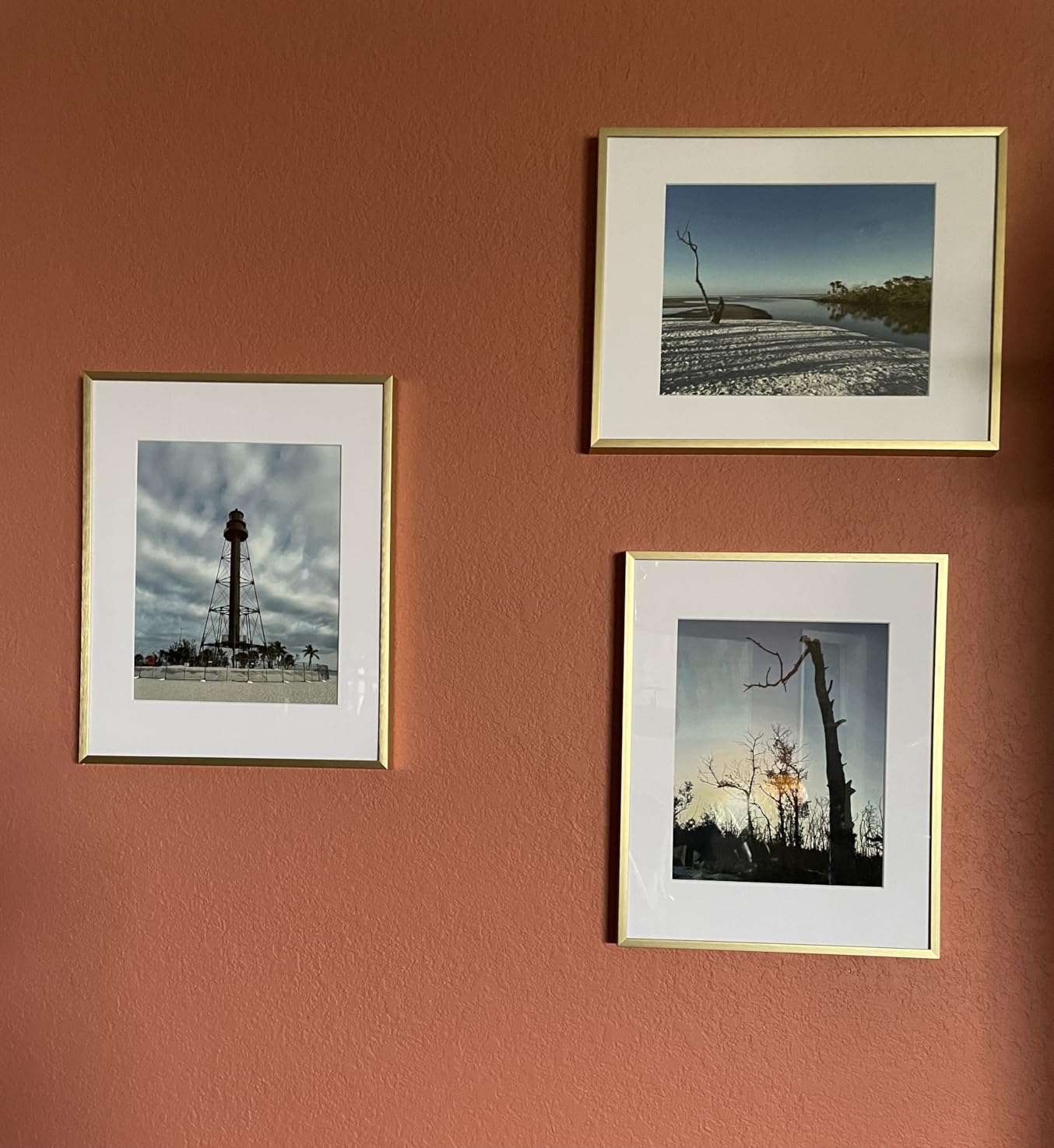Golden State Art - 11x14 Aluminum Picture Frame - with Mat for 8x10 Photo or Without Mat for 11 x 14 Photo - Real Glass Cover - Simple and Elegant Decor for Wall Mounting - 1 Pack - Gold customer photo 1