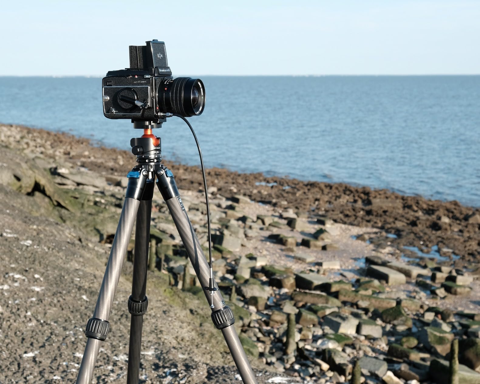 SIRUI AM-284 Carbon Fiber Tripod for Travel, Professional Camera Tripod with 4-Section Legs, Twist Leg Locks, Detachable Metal Spikes, Loads up 33LB, Max Height 47.2in customer photo 2