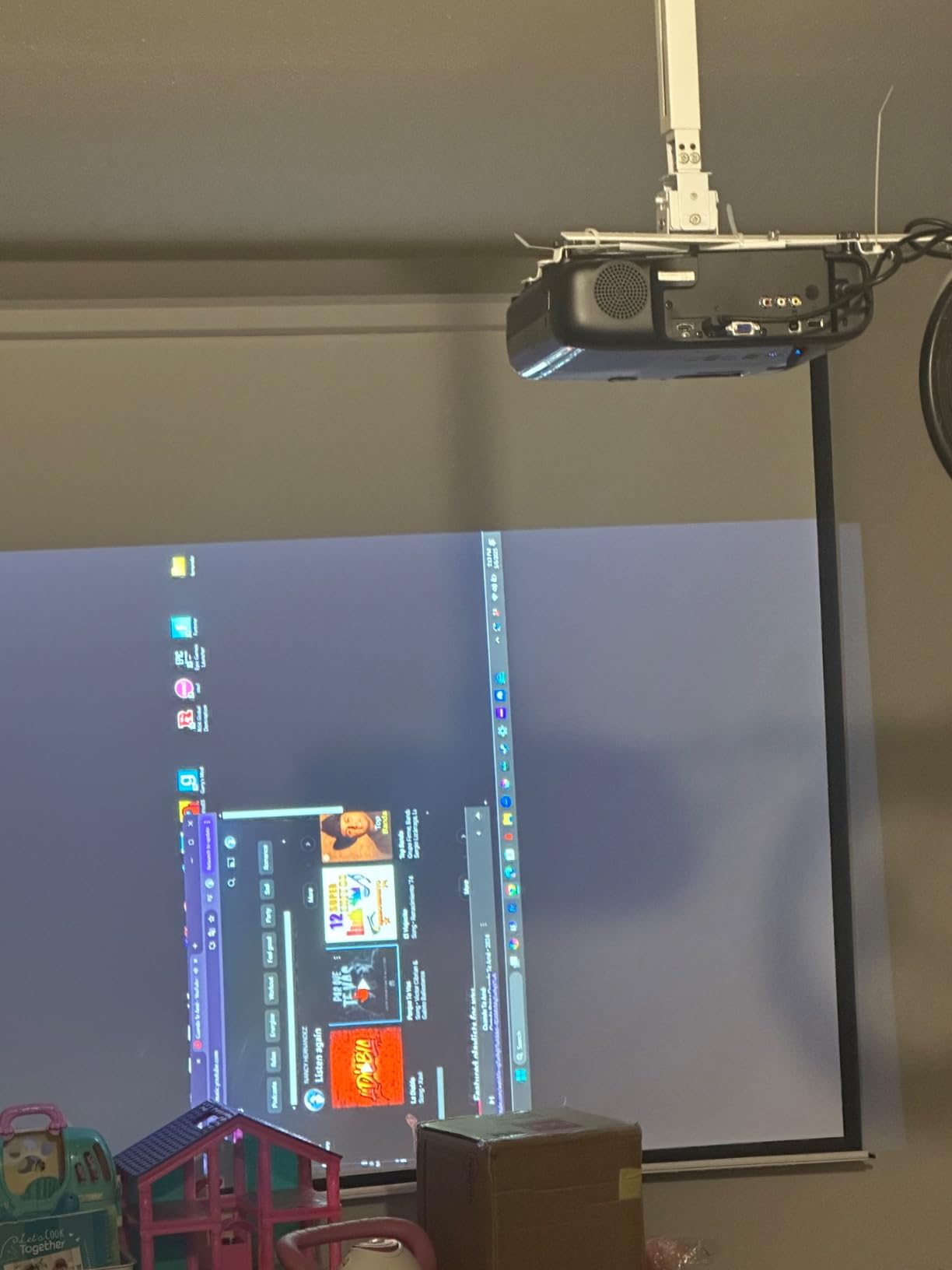 Epson Pro EX9240 3-Chip 3LCD Full HD 1080p Wireless Projector 4000 Lumens Equal Color and White Brightness, Miracast, 2 HDMI Ports, Built-in Speaker, 16,000:1 Contrast Ratio customer photo 2