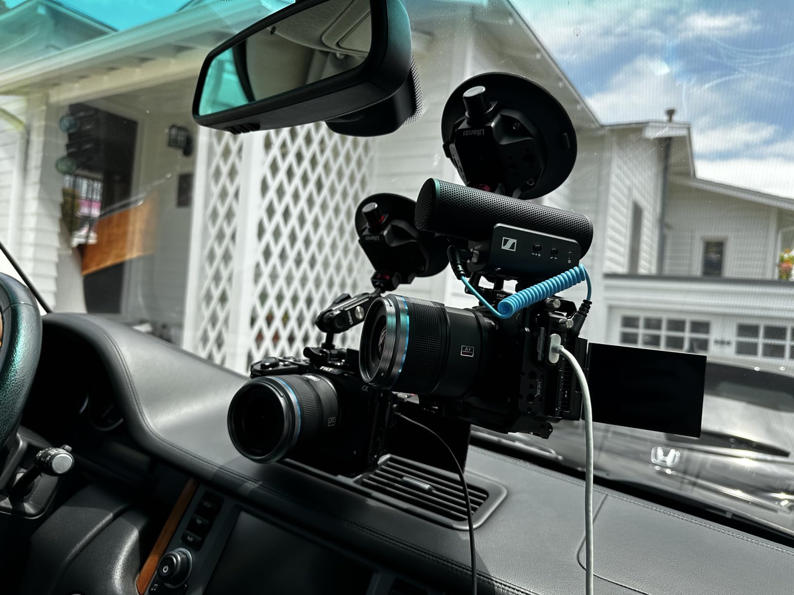 Sennheiser MKE 400 Camera-Mount Shotgun Microphone (2nd Generation) Bundle with Compact Tabletop Tripod and Smartphone Tripod Mount customer photo 1