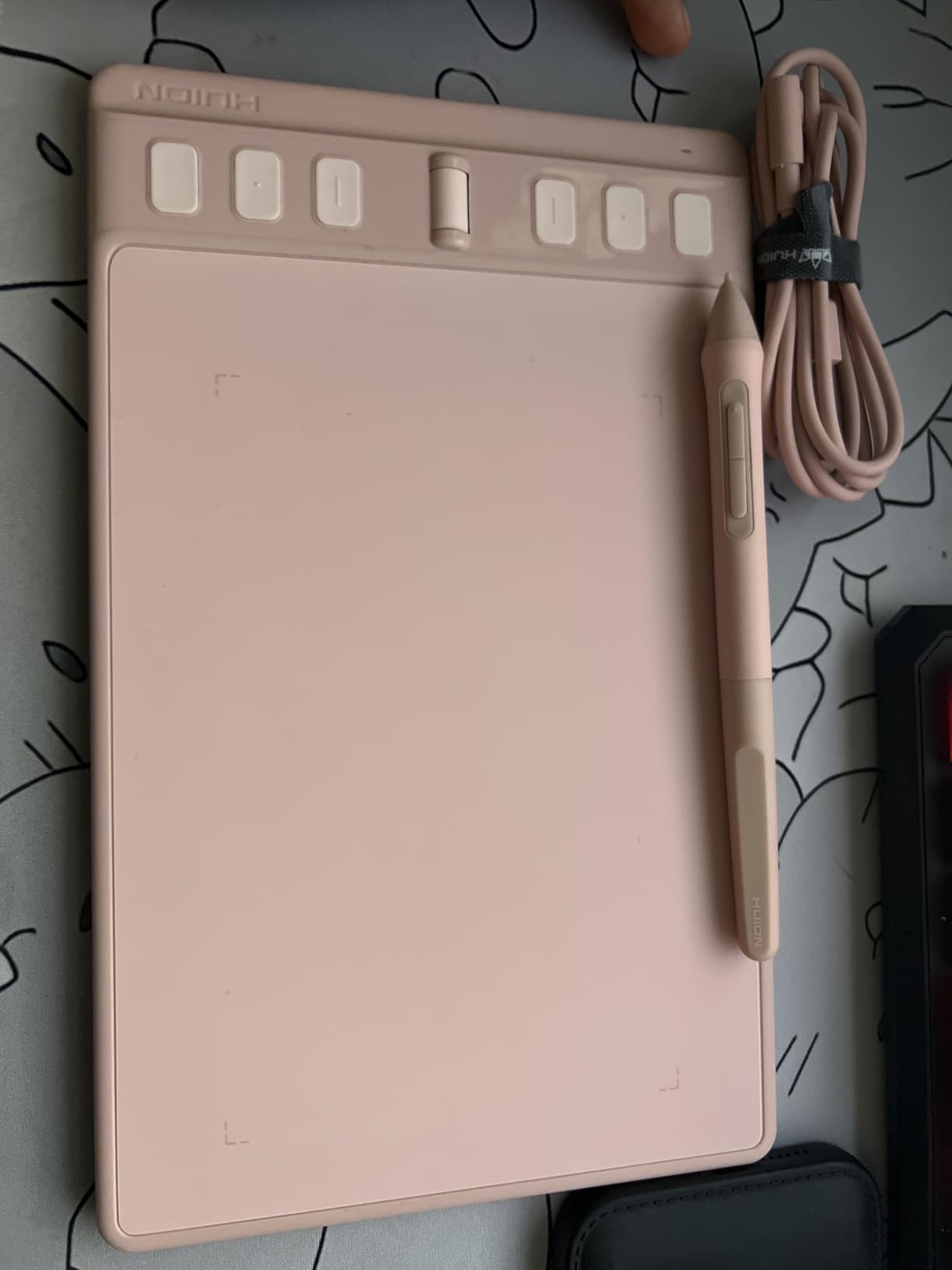 HUION Inspiroy 2 Small Drawing Tablet, Digital Art Tablet with Scroll Wheel, 6 Hot Keys, Battery-Free Stylus, Pink Graphics Tablet for Drawing, Design, Writing, Work with PC, Mac & Android customer photo 2