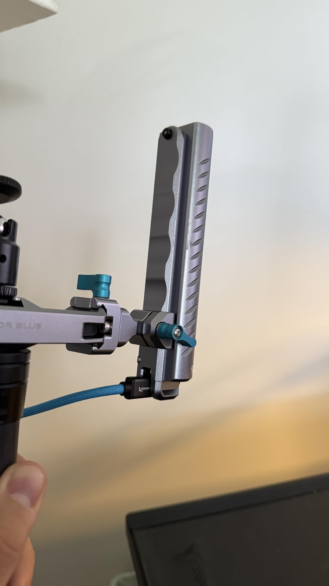 KONDOR BLUE | PRO-Blade SSD Handle for SanDisk USB-C Recording | Camera Cage Top Handle or Side Handle, NATO Clamp, Built-in USB-C Protection, Read/Write Port, ARRI Anti-Twist 1/4-20 Mounts | Gray customer photo 2