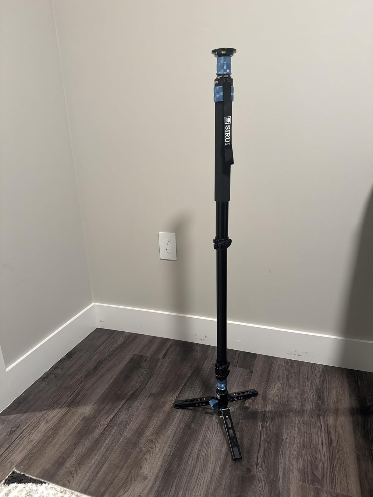 SIRUI AM-404FL Camera Monopod with Feet, 74.8 Inch Aluminum Video Monopod with Removable Base, Slim and Lightweight, Max Load 26.4lbs, 360 Panorama Panning, 4-Section for Canon Nikon Sony customer photo 1
