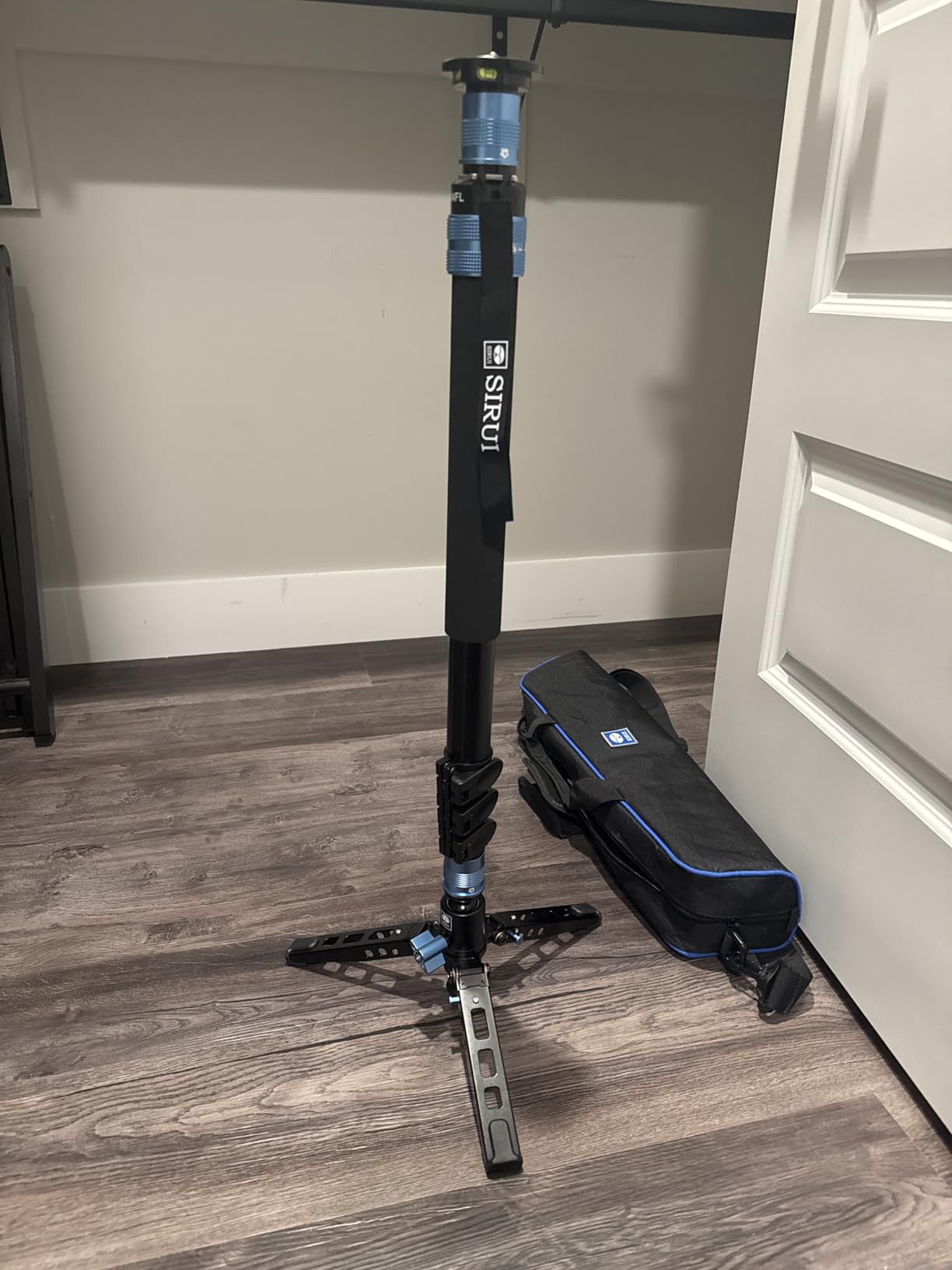 SIRUI AM-404FL Camera Monopod with Feet, 74.8 Inch Aluminum Video Monopod with Removable Base, Slim and Lightweight, Max Load 26.4lbs, 360 Panorama Panning, 4-Section for Canon Nikon Sony customer photo 2