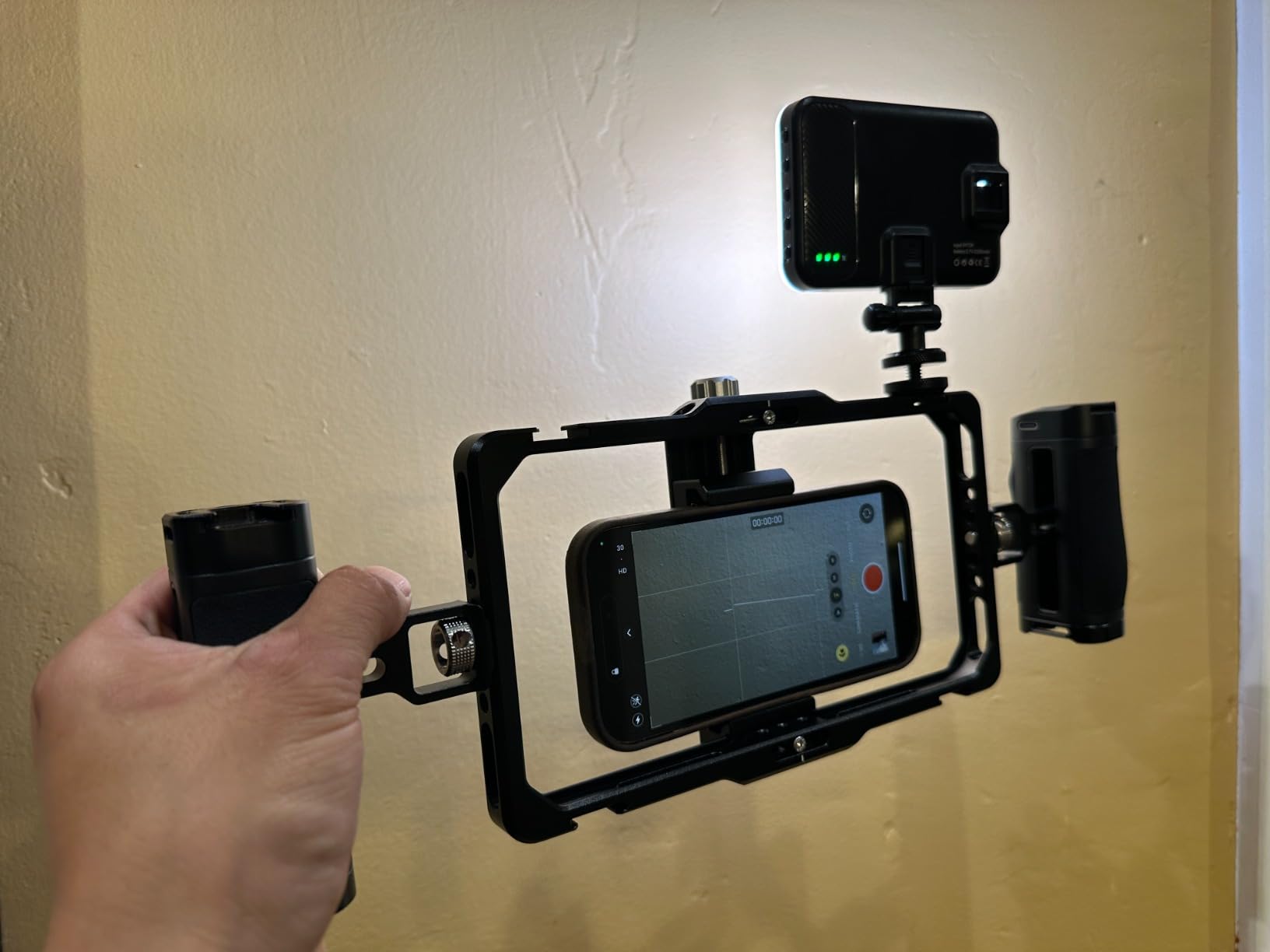 NEEWER Universal Phone Cage Video Rig with Bluetooth Shutter Side Handle Comfort Grips, Smartphone Stabilizer for Video Recording Compatible with iPhone 16 15 Pro Max 15 Pro Galaxy S24 Ultra, PA009E customer photo 1